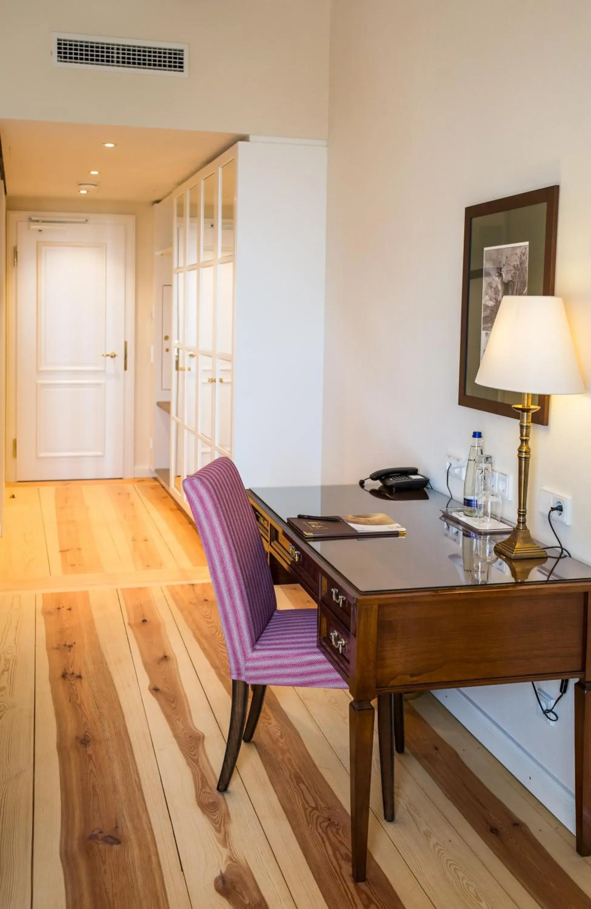 Twin Room with Shower in Hotel Schloss Leitheim Twin Room with Shower in Hotel Schloss Leitheim