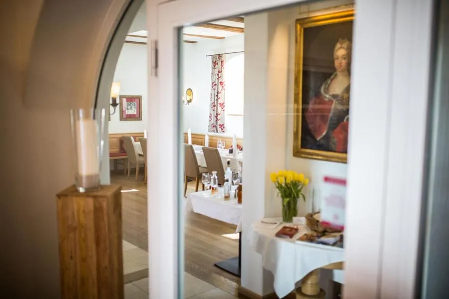 Restaurant/places to eat in Hotel Schloss Leitheim