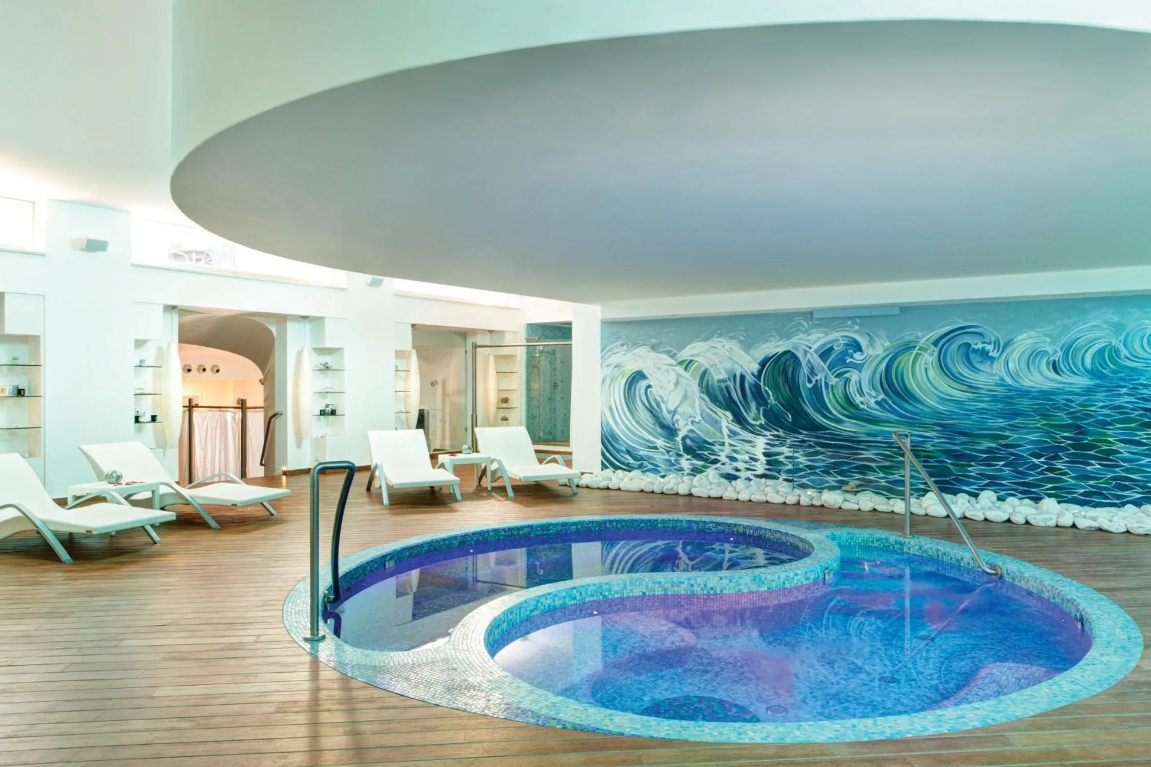 Hot Tub in Via Capo Rooms