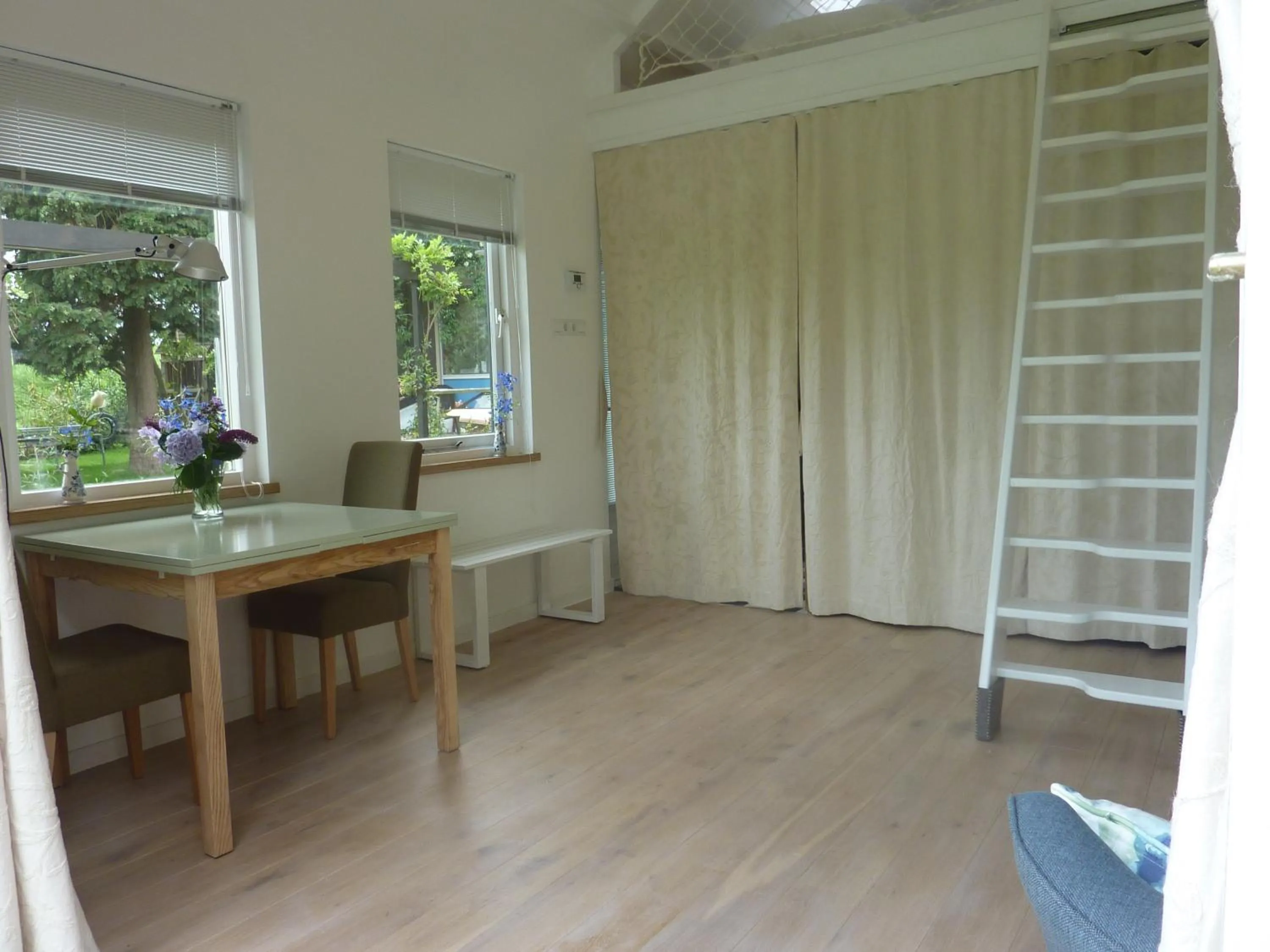 Dining area in B&B BLoom