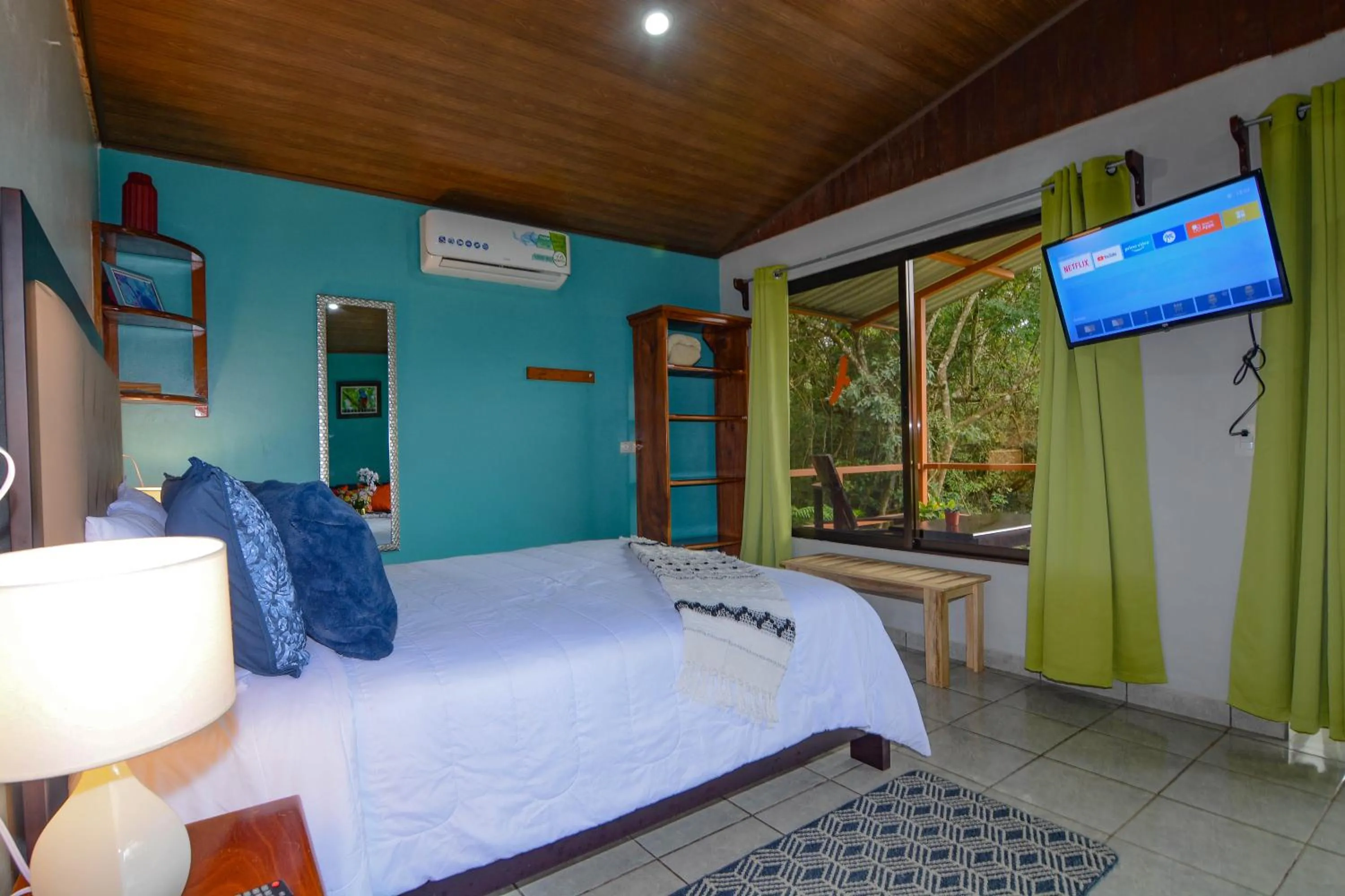 Garden view, Bed in Las Marias Monteverde - Mountain View Cottages & Gardens