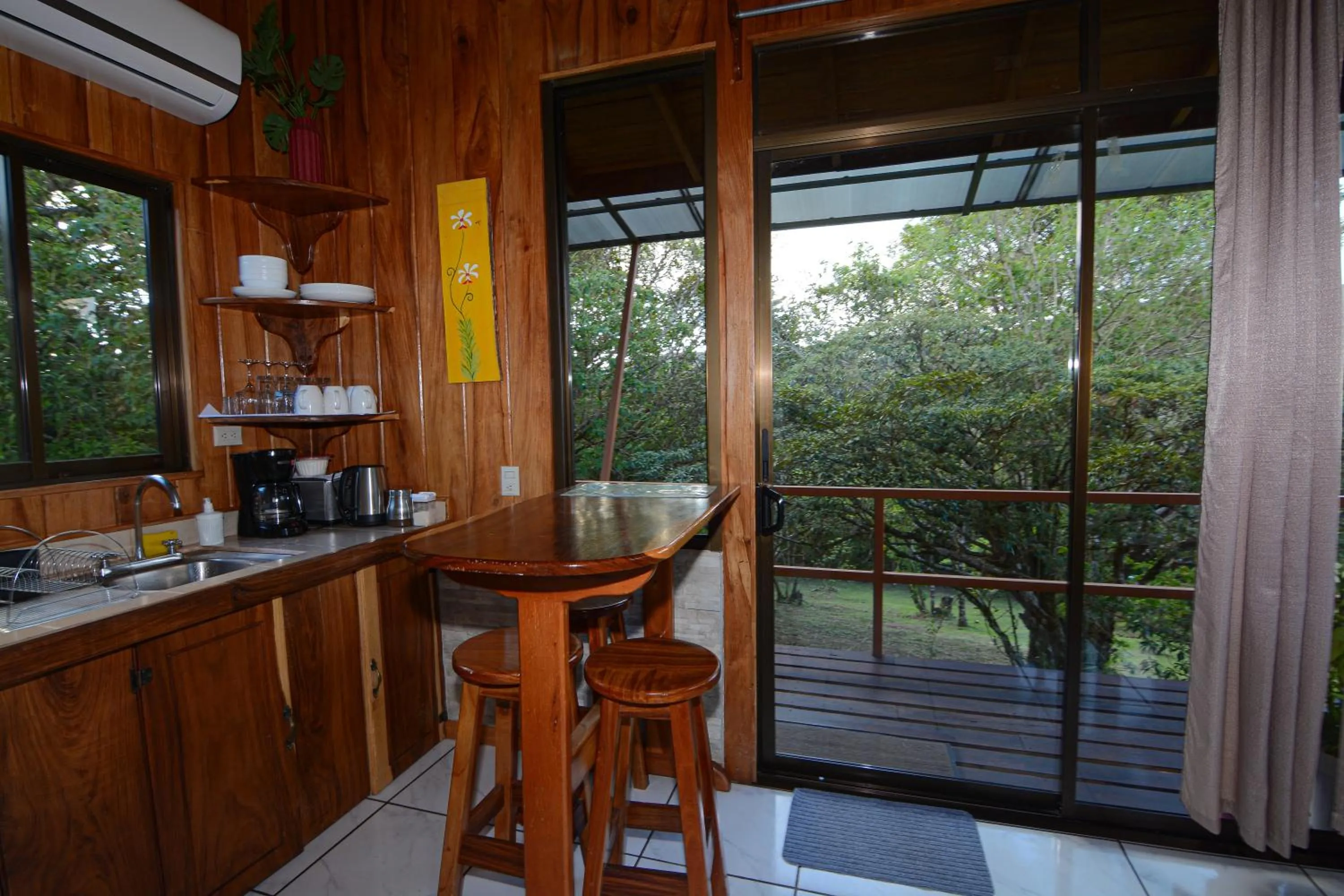 Dining area in Las Marias Monteverde - Mountain View Cottages & Gardens