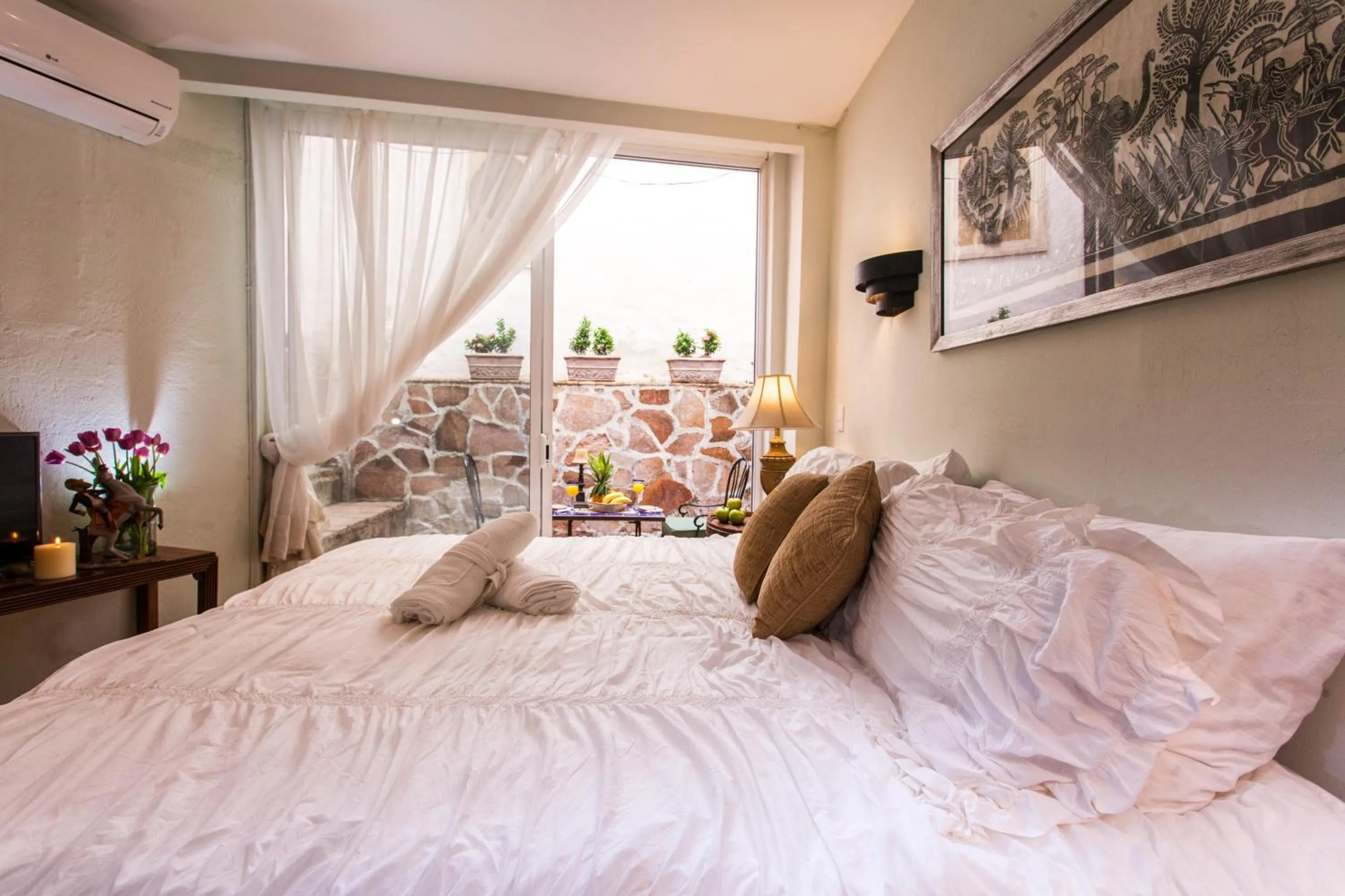 Photo of the whole room, Bed in Garlands Del Rio Riverside Boutique Hotel