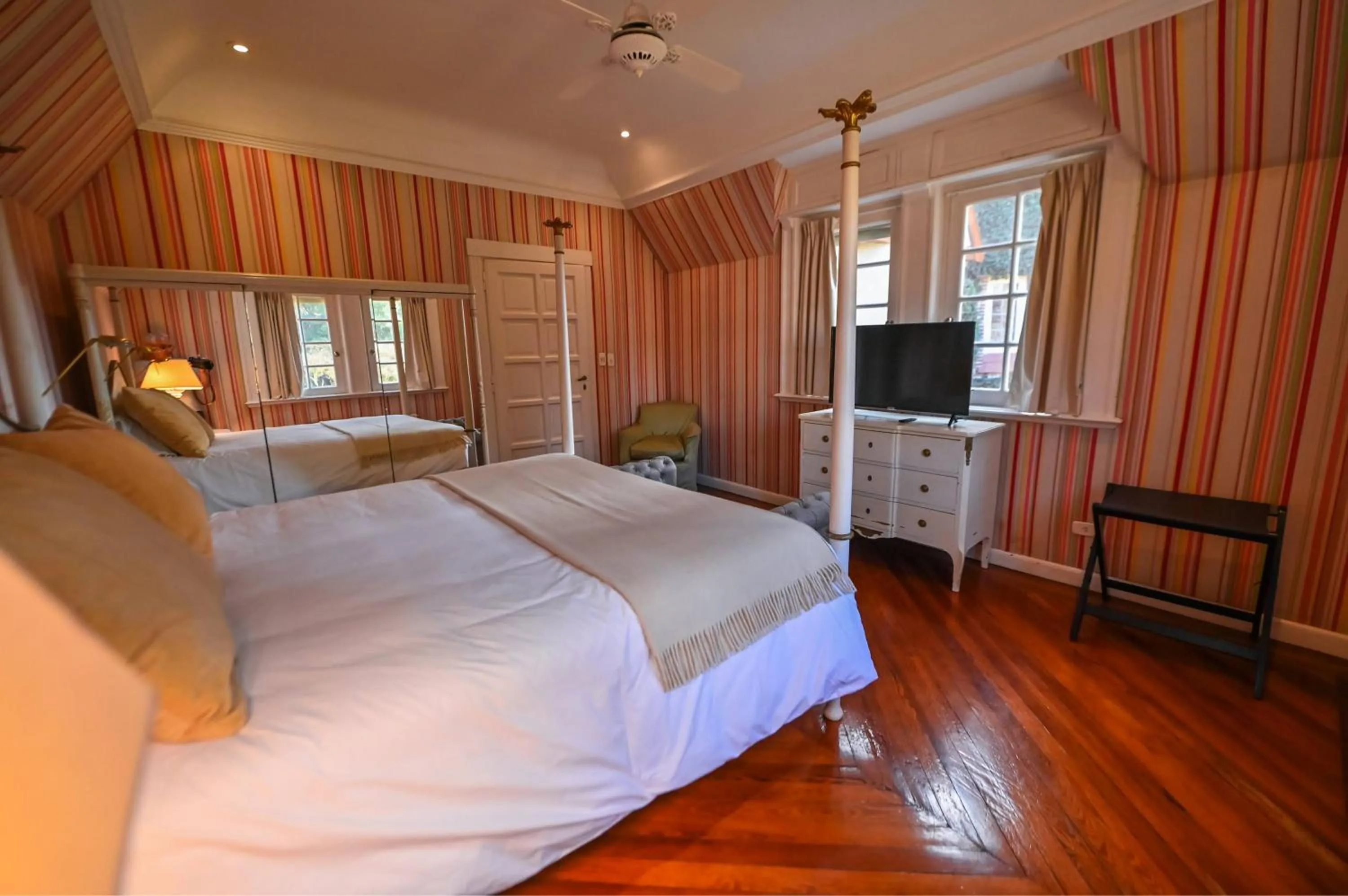 Communal lounge/ TV room, Bed in Estancia Villa Maria