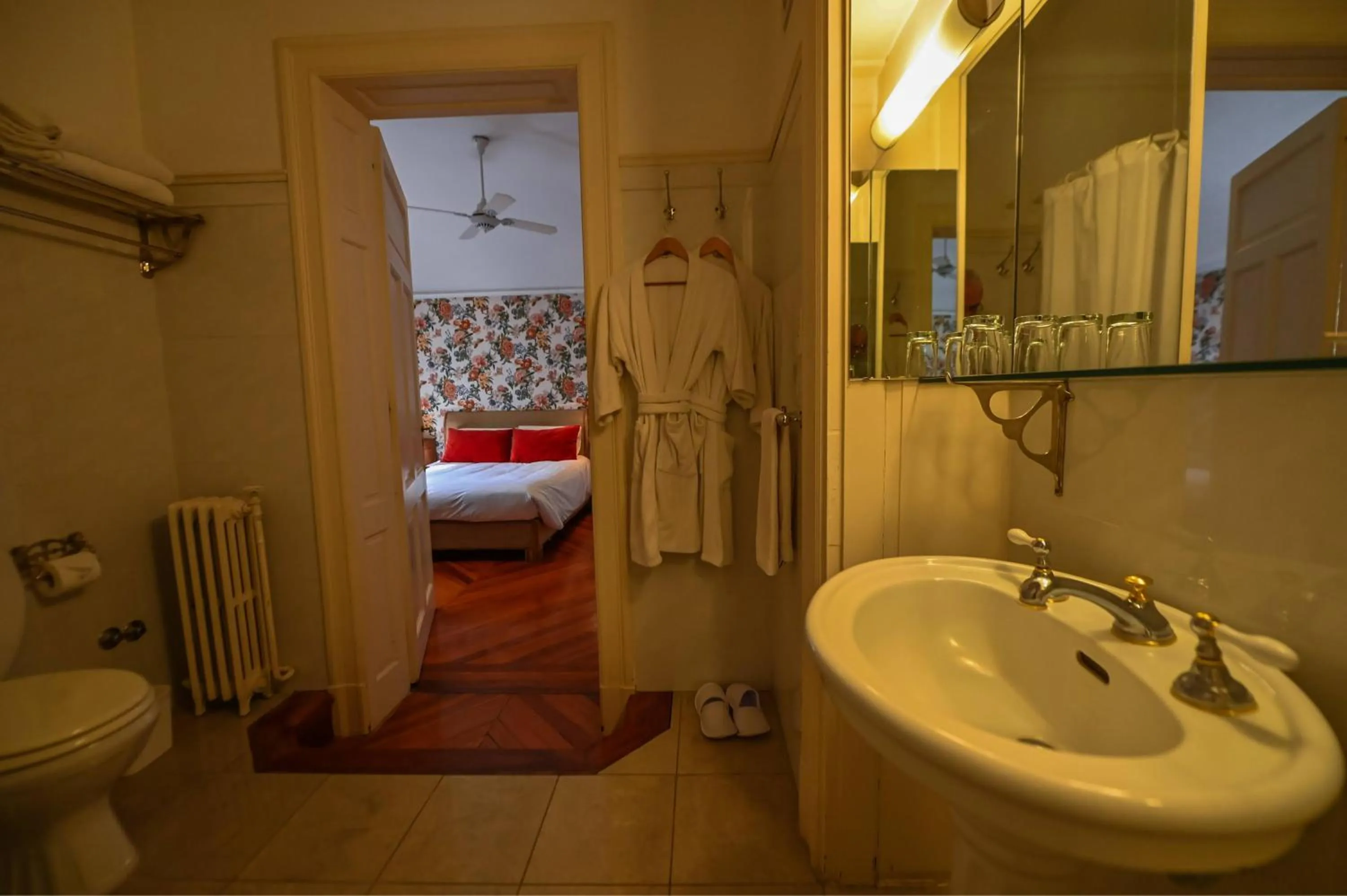 Shower, Bed in Estancia Villa Maria
