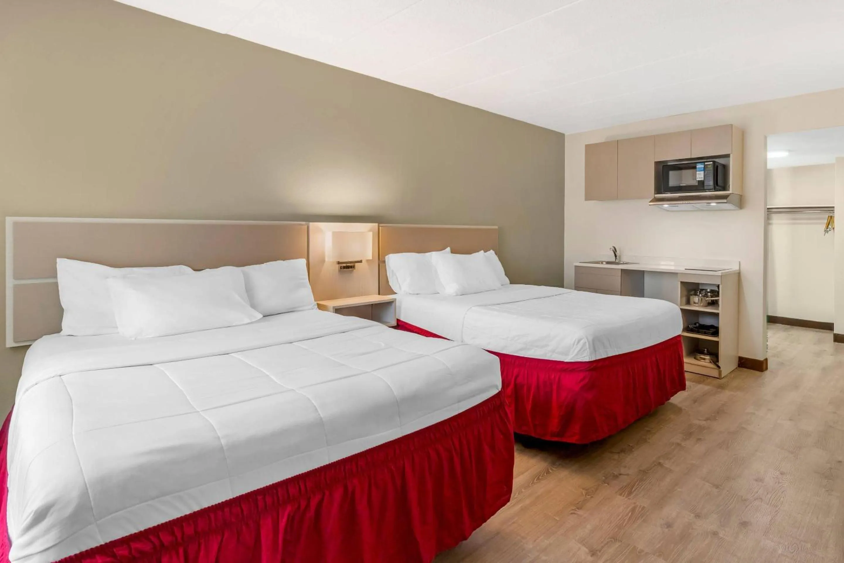 Bedroom, Bed in MainStay Suites Lansing West