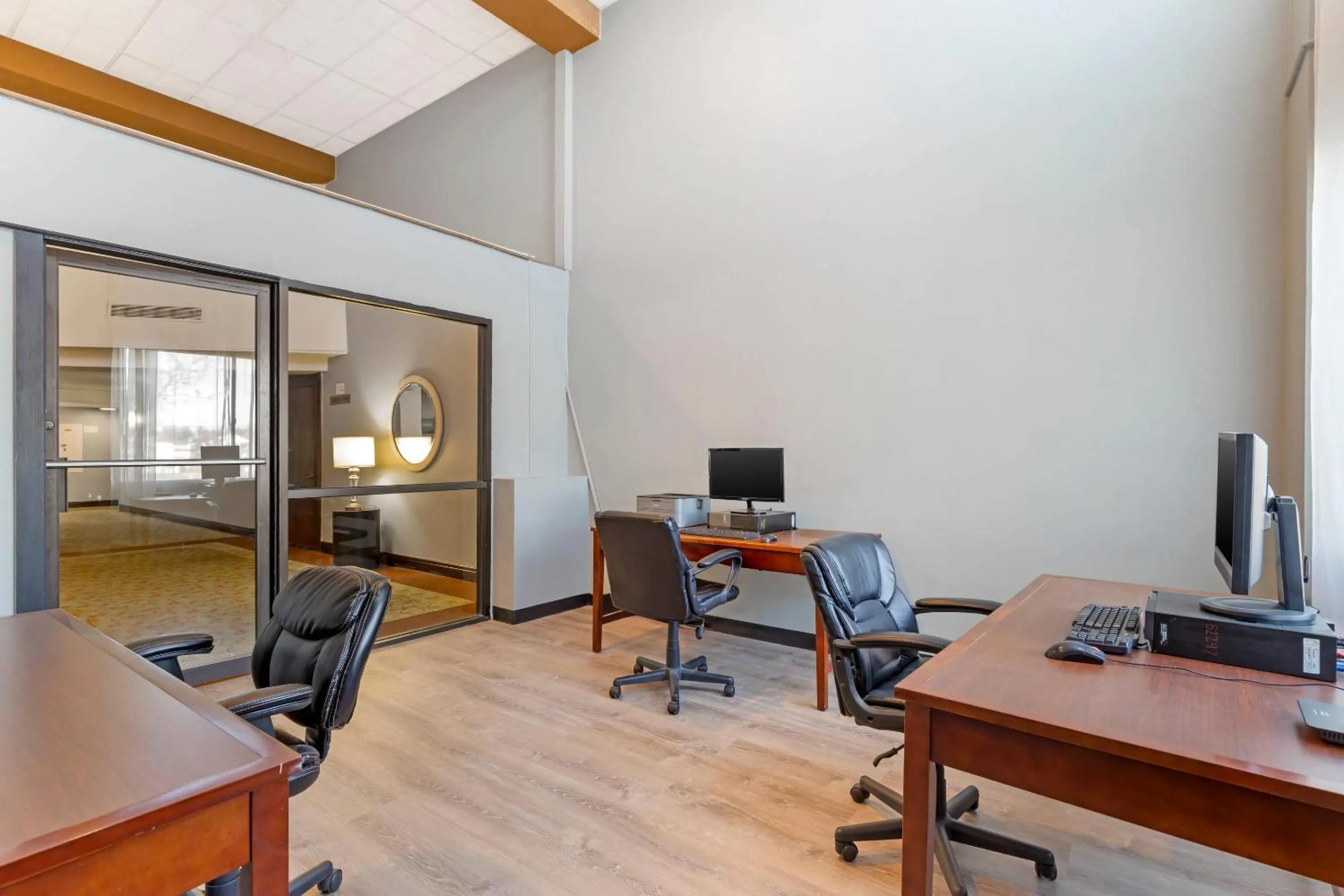 Business facilities in MainStay Suites Lansing West