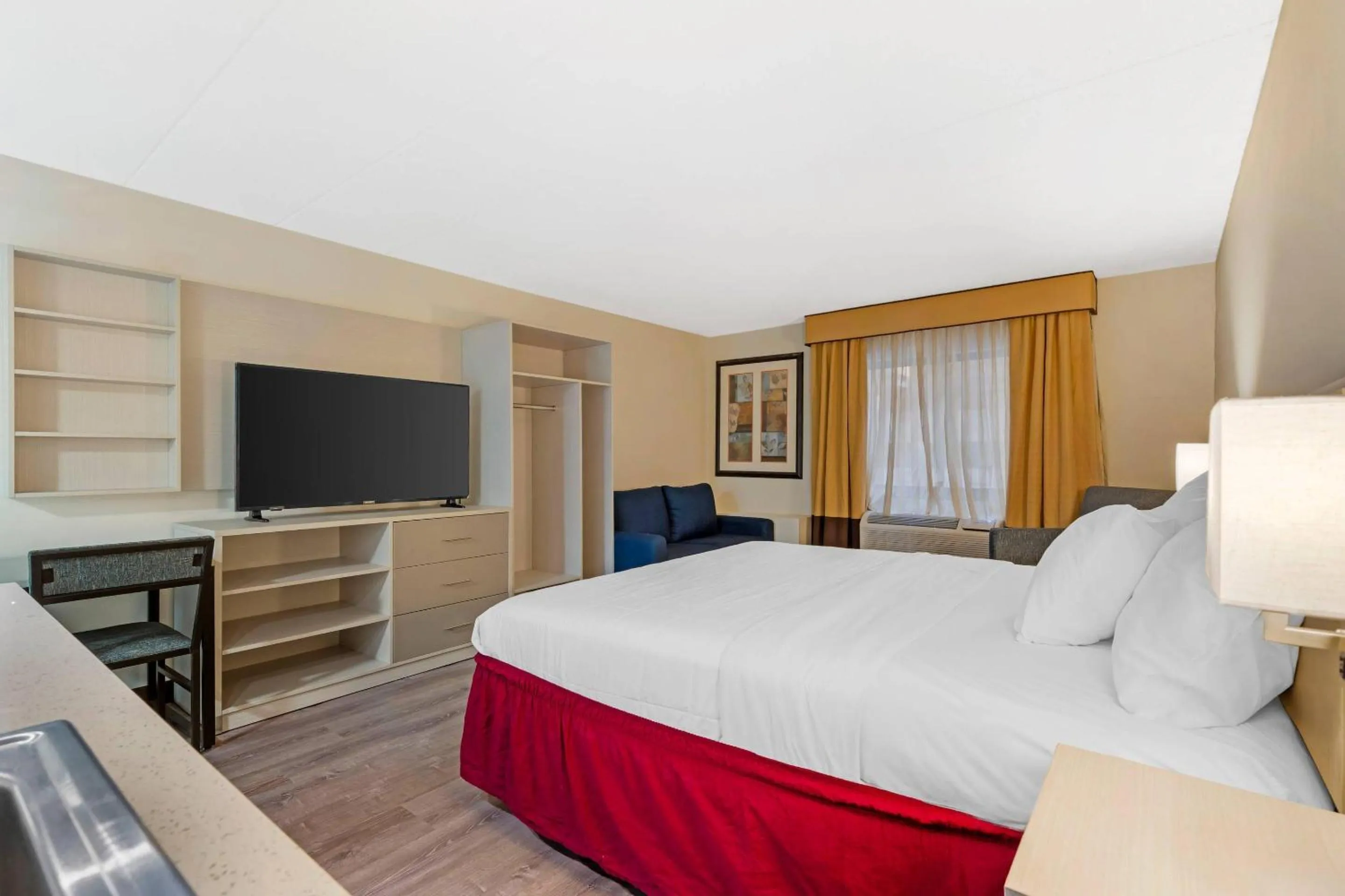 Bedroom, Bed in MainStay Suites Lansing West