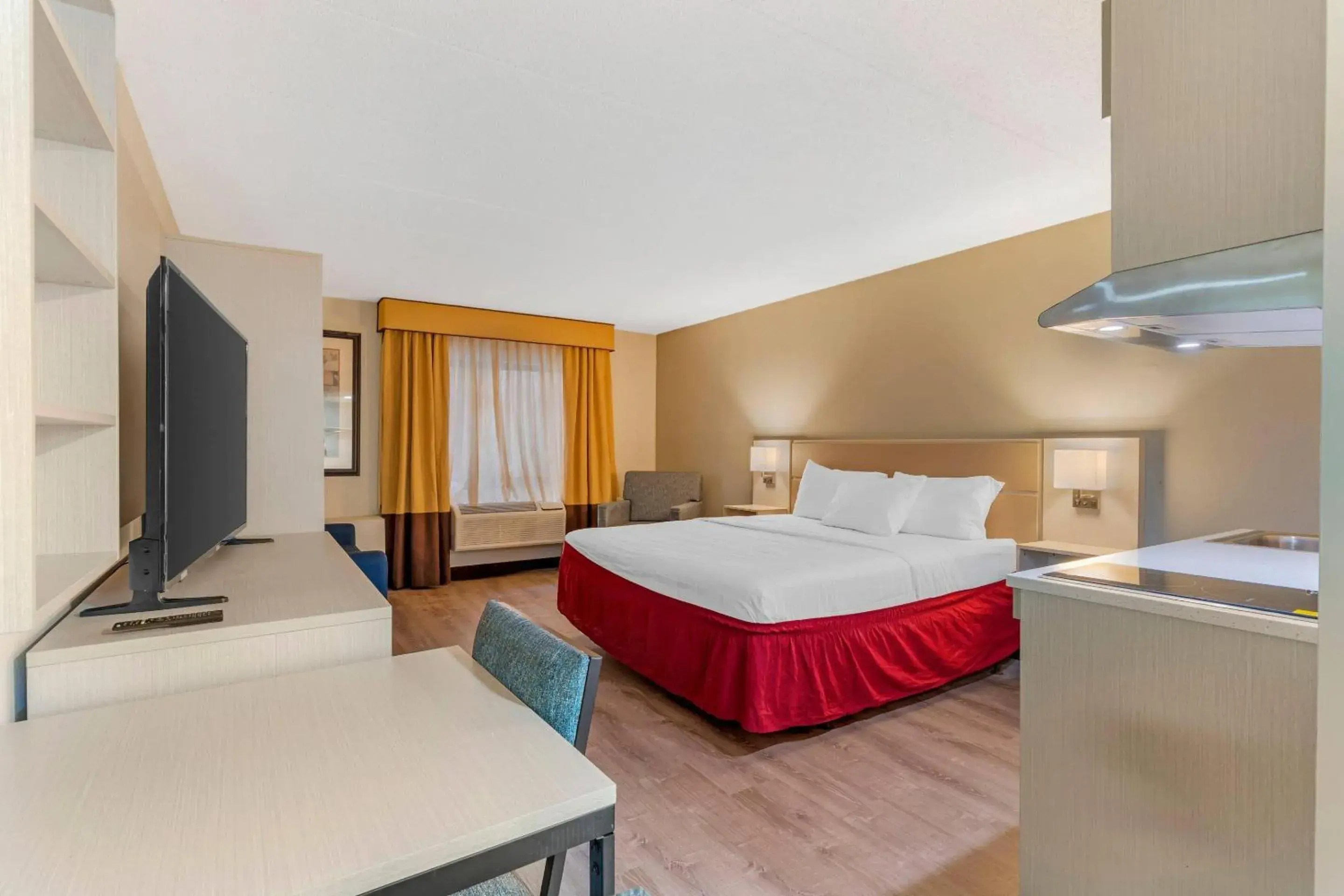 Bedroom, Bed in MainStay Suites Lansing West Bedroom, Bed in MainStay Suites Lansing West