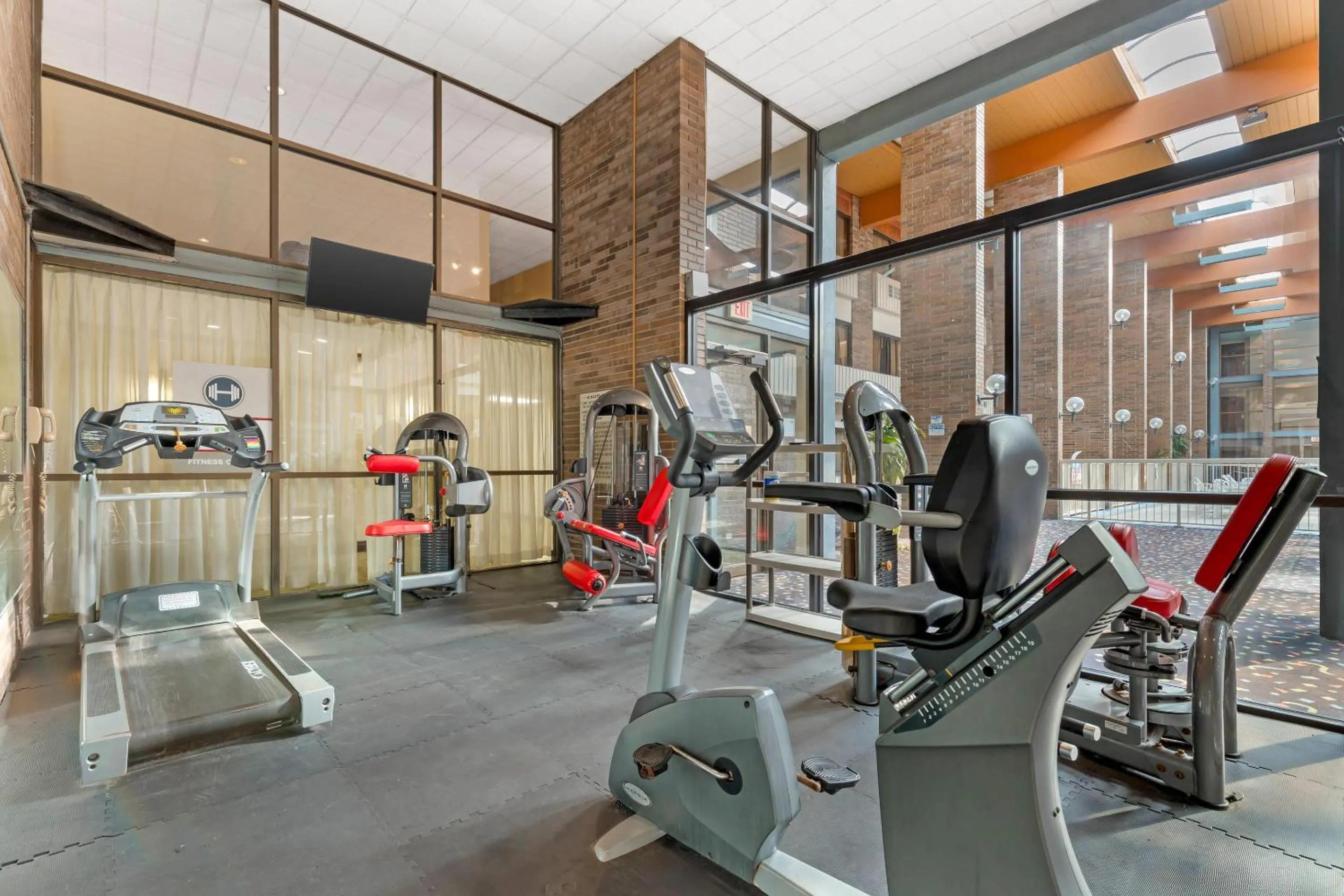 Fitness centre/facilities in MainStay Suites Lansing West