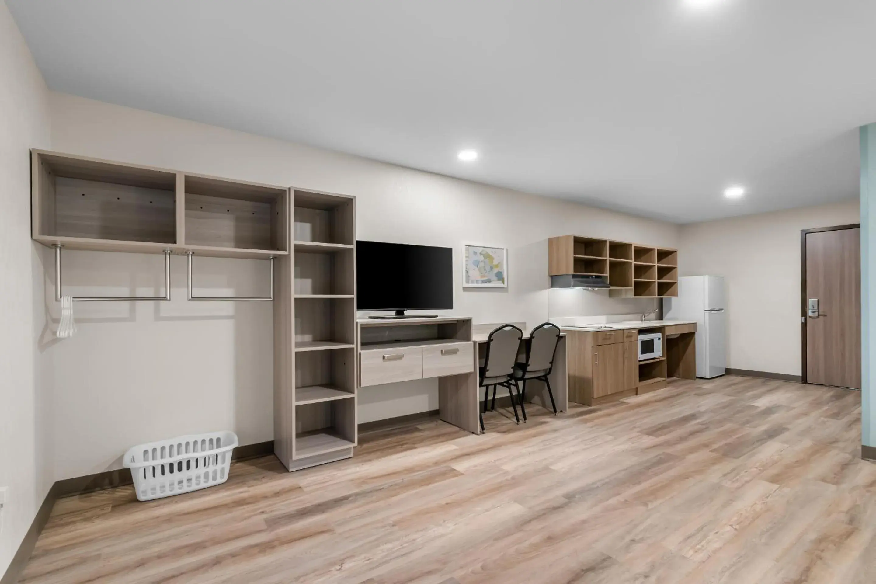 Quadruple Room with Two Queen Beds and Tub - Disability Access/Non Smoking in WoodSpring Suites Harrisburg Carlisle Quadruple Room with Two Queen Beds and Tub - Disability Access/Non Smoking in WoodSpring Suites Harrisburg Carlisle
