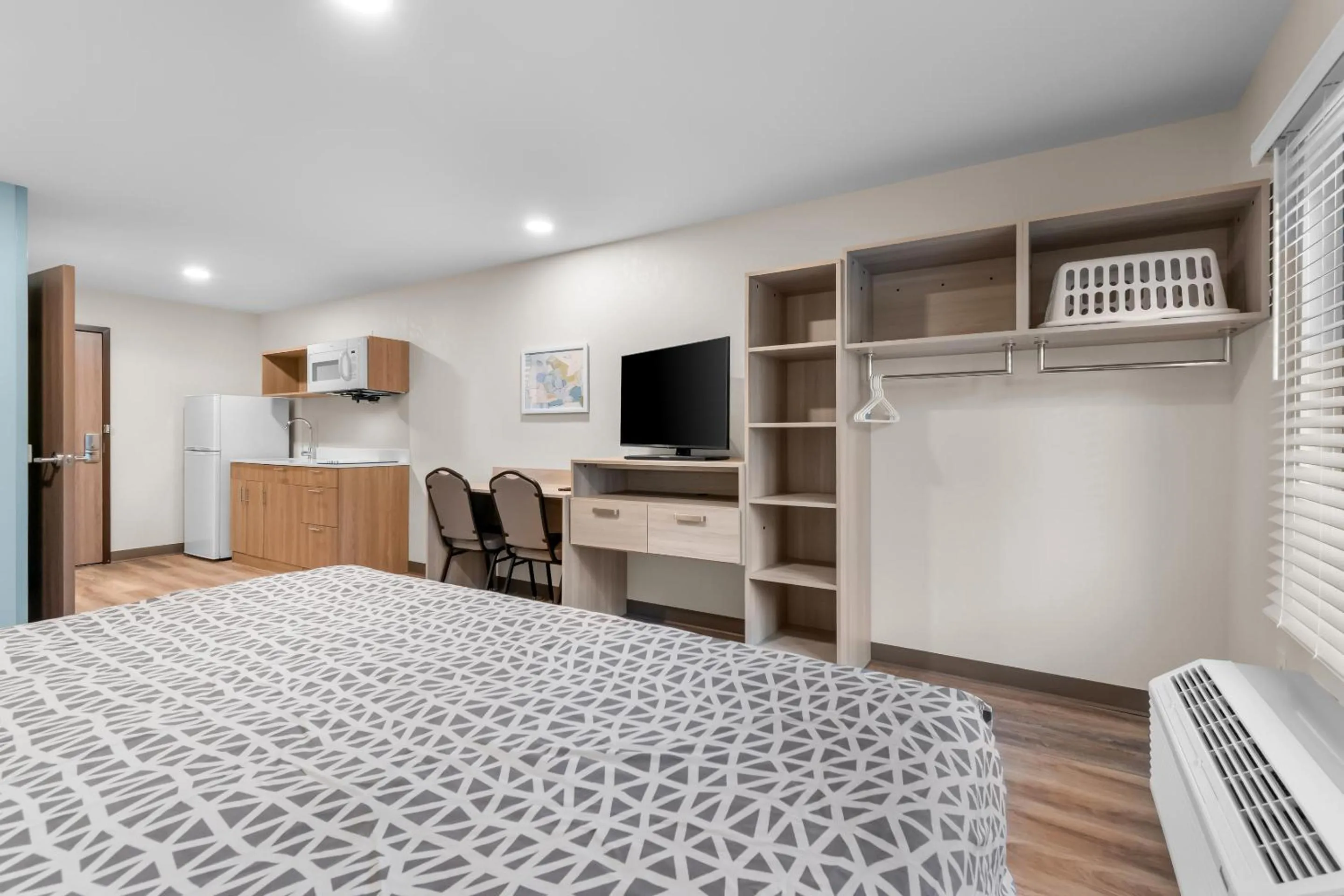 Kitchen or kitchenette, Bed in WoodSpring Suites Harrisburg Carlisle