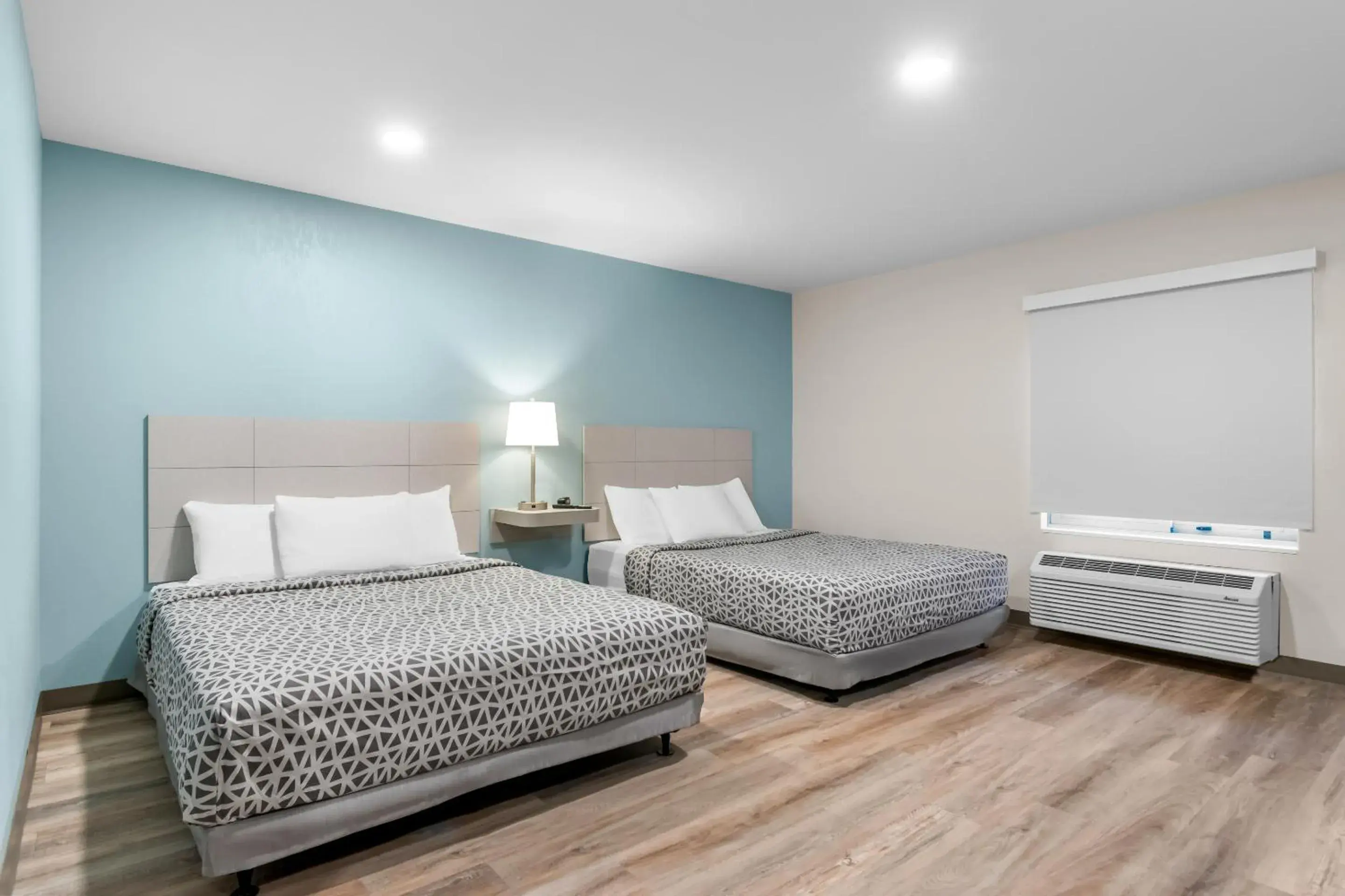 Quadruple Room with Two Queen Beds and Tub - Disability Access/Non Smoking in WoodSpring Suites Harrisburg Carlisle Quadruple Room with Two Queen Beds and Tub - Disability Access/Non Smoking in WoodSpring Suites Harrisburg Carlisle