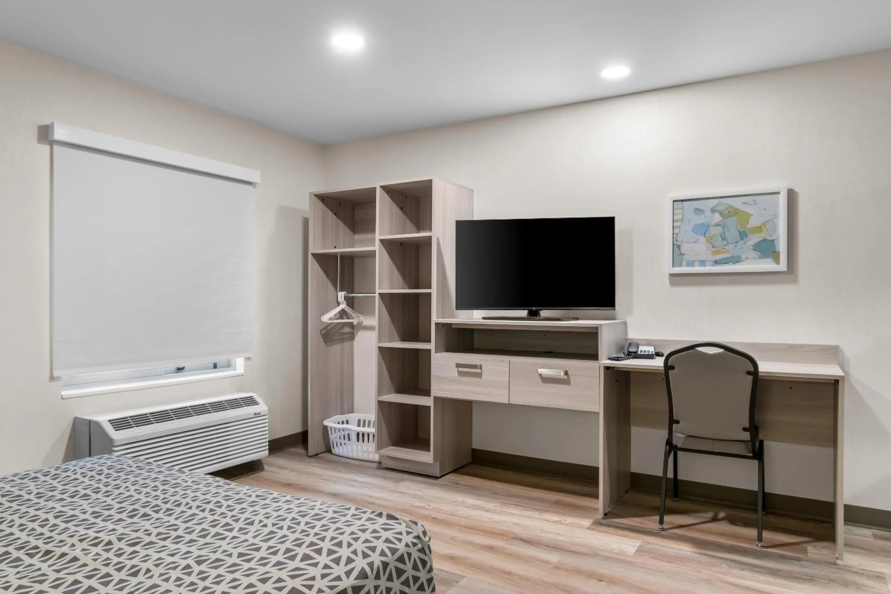 wardrobe, Bed in WoodSpring Suites Harrisburg Carlisle