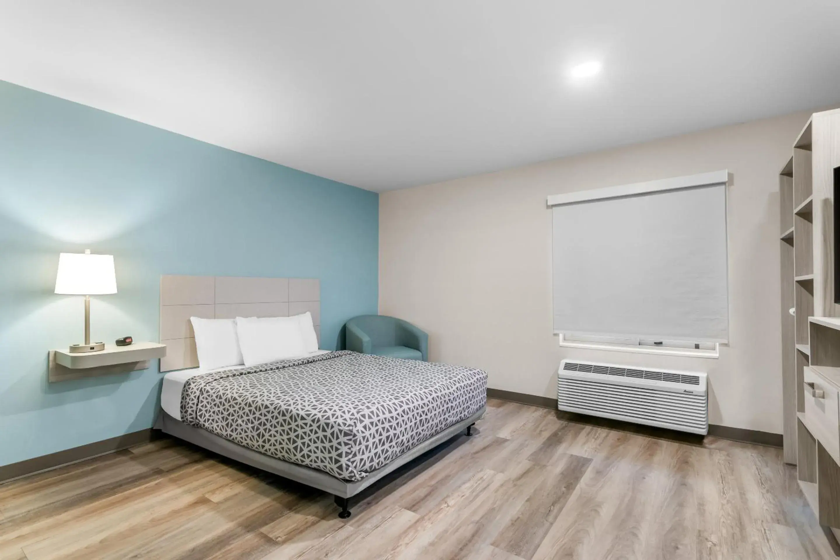 Queen Room with Roll-In Shower - Disability Access/Non Smoking in WoodSpring Suites Harrisburg Carlisle Queen Room with Roll-In Shower - Disability Access/Non Smoking in WoodSpring Suites Harrisburg Carlisle