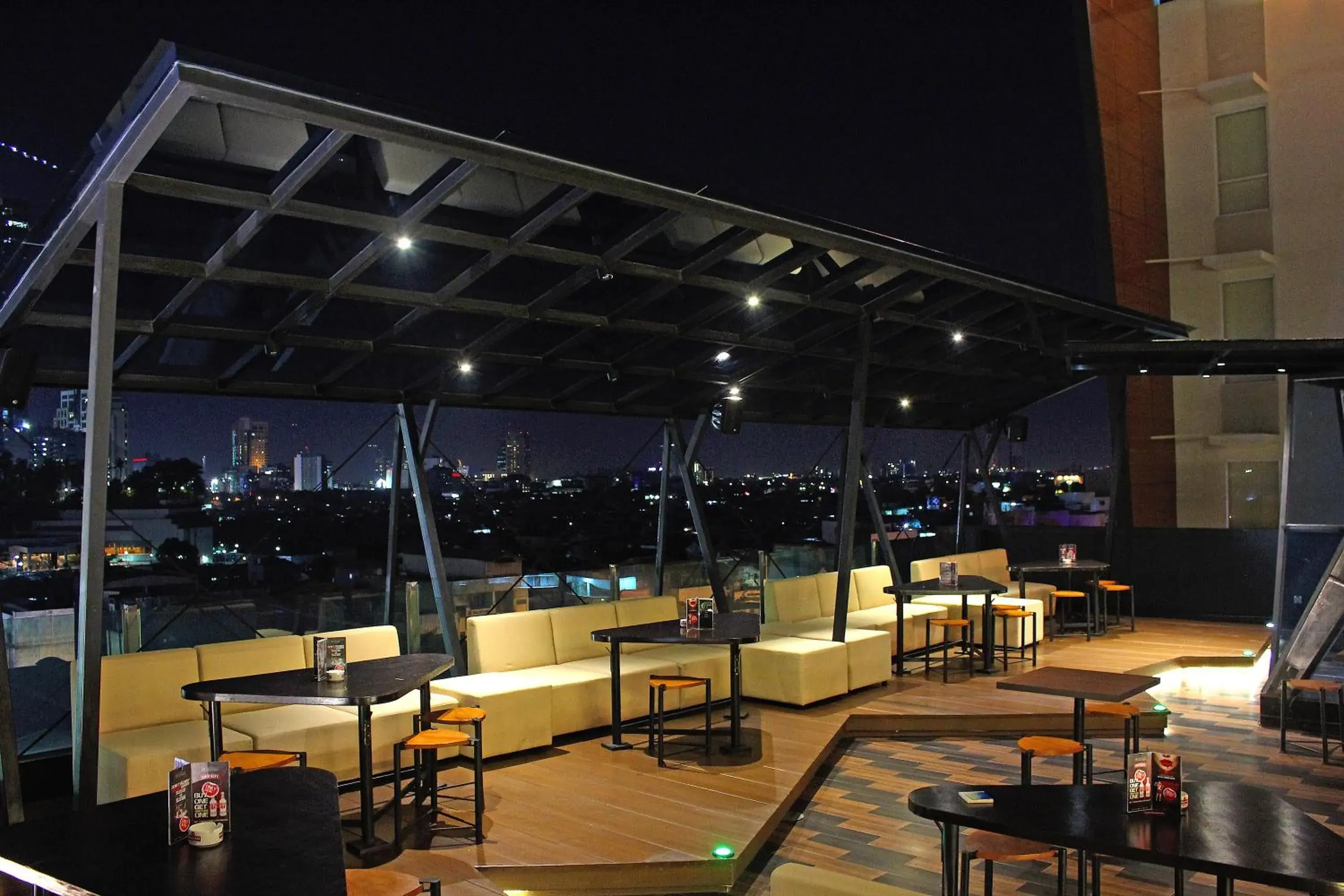 Restaurant/Places to Eat in Maxonehotels At Tidar Surabaya