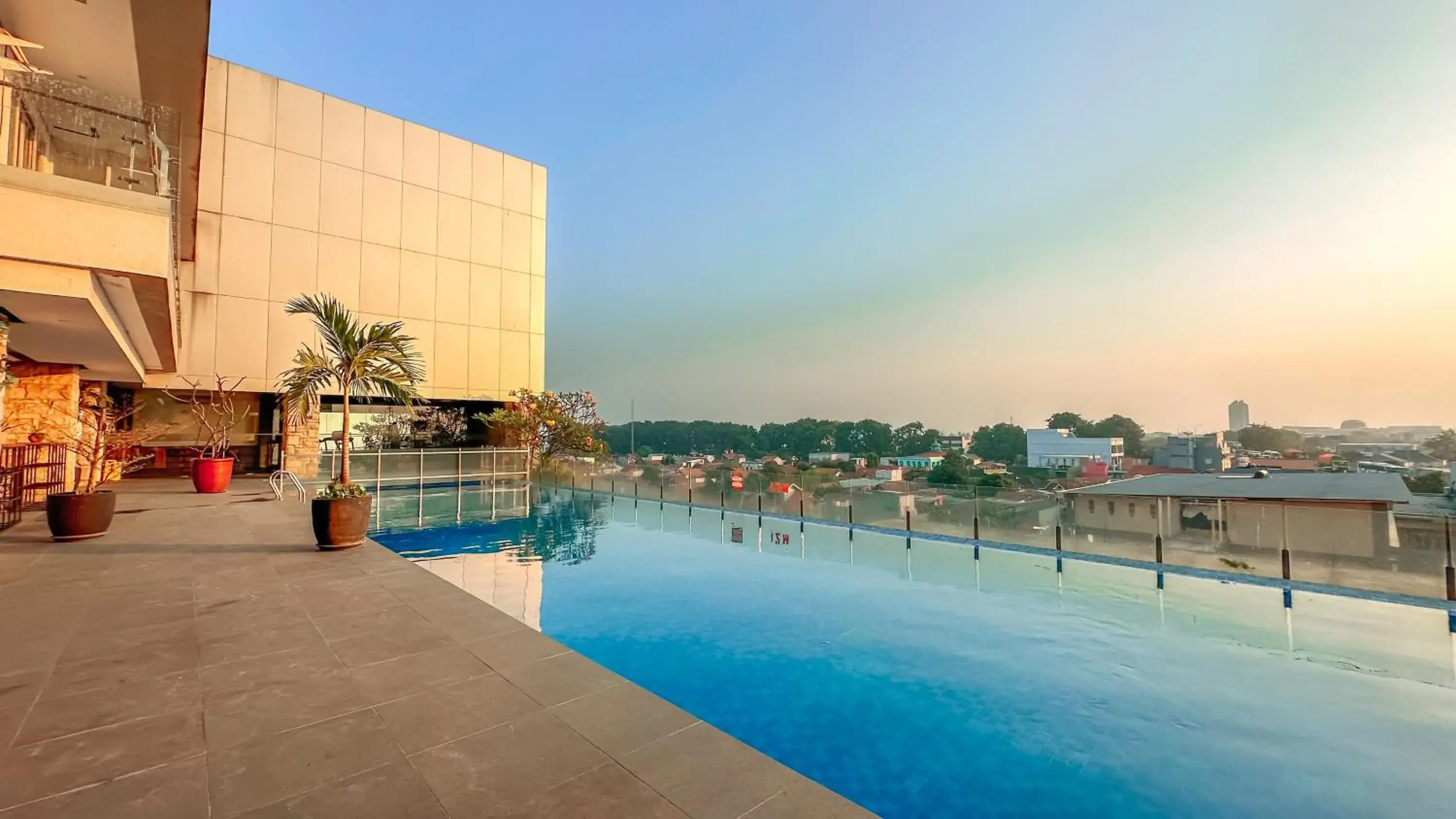 Swimming pool in Swiss-Belinn Karawang Swimming pool in Swiss-Belinn Karawang