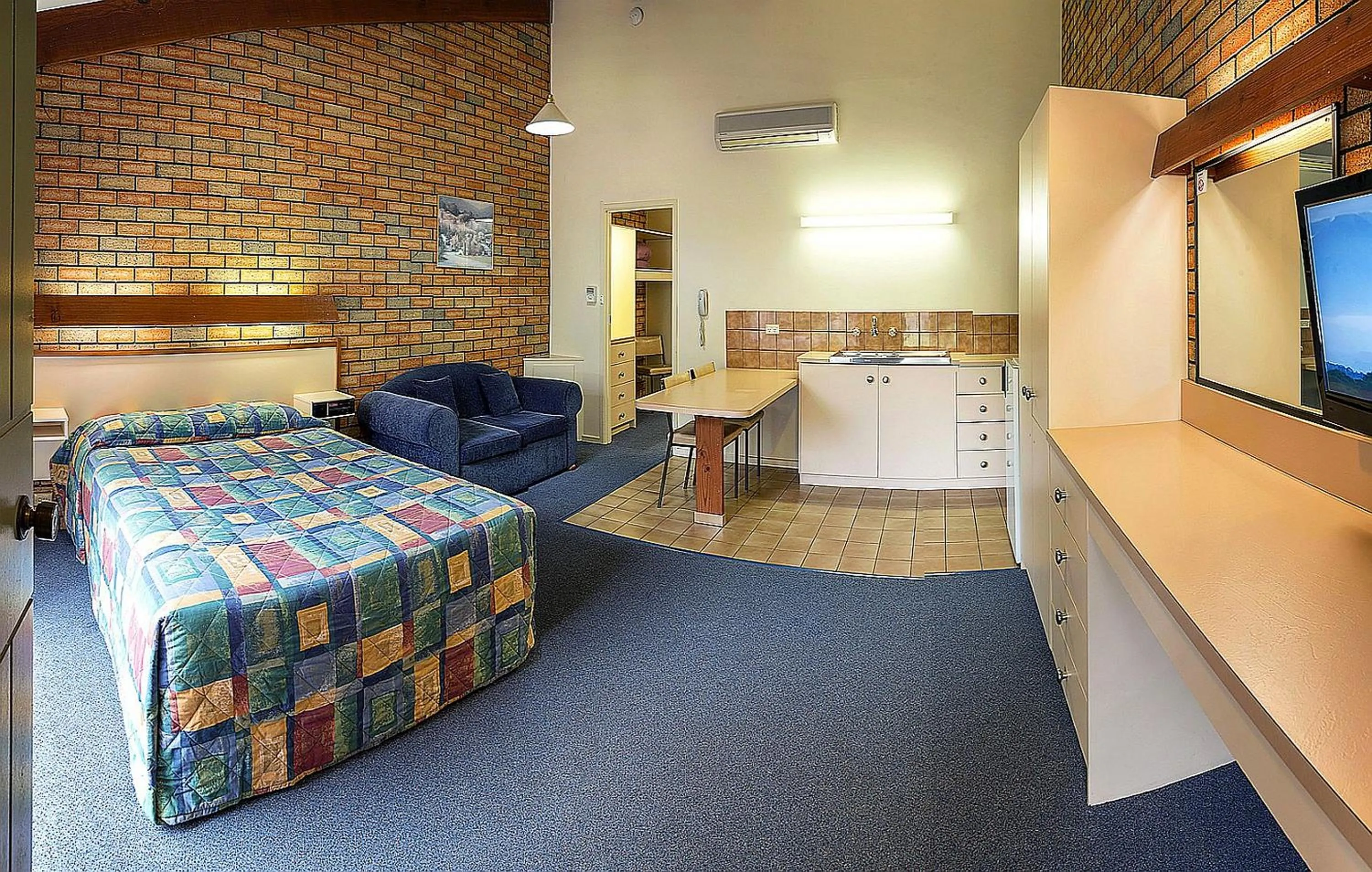 Photo of the whole room, Bed in Pinnacle Holiday Lodge