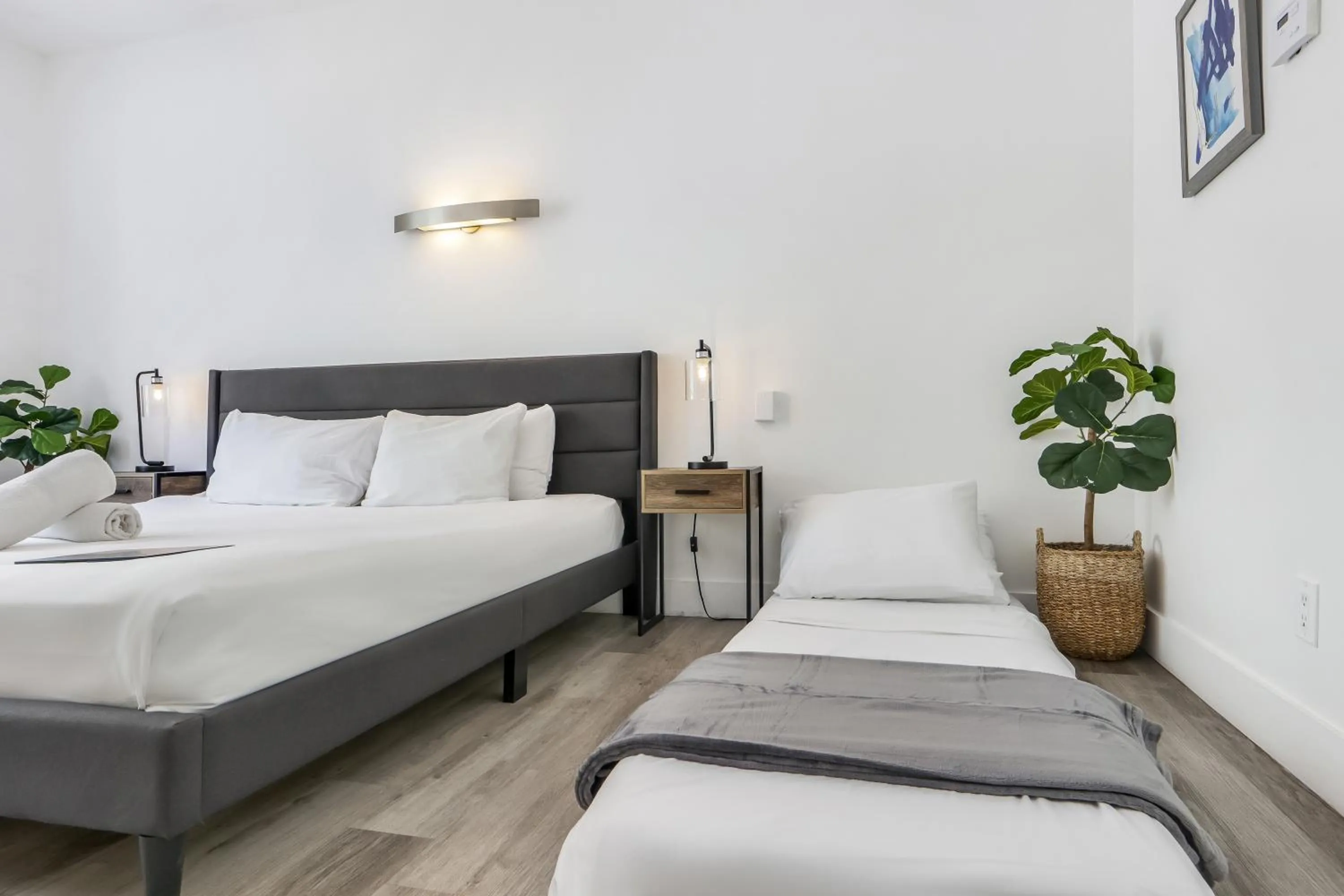 Standard King Room + Floor Mattress (Self-Check-in) in St Augustine Hotel By At Mine Hospitality