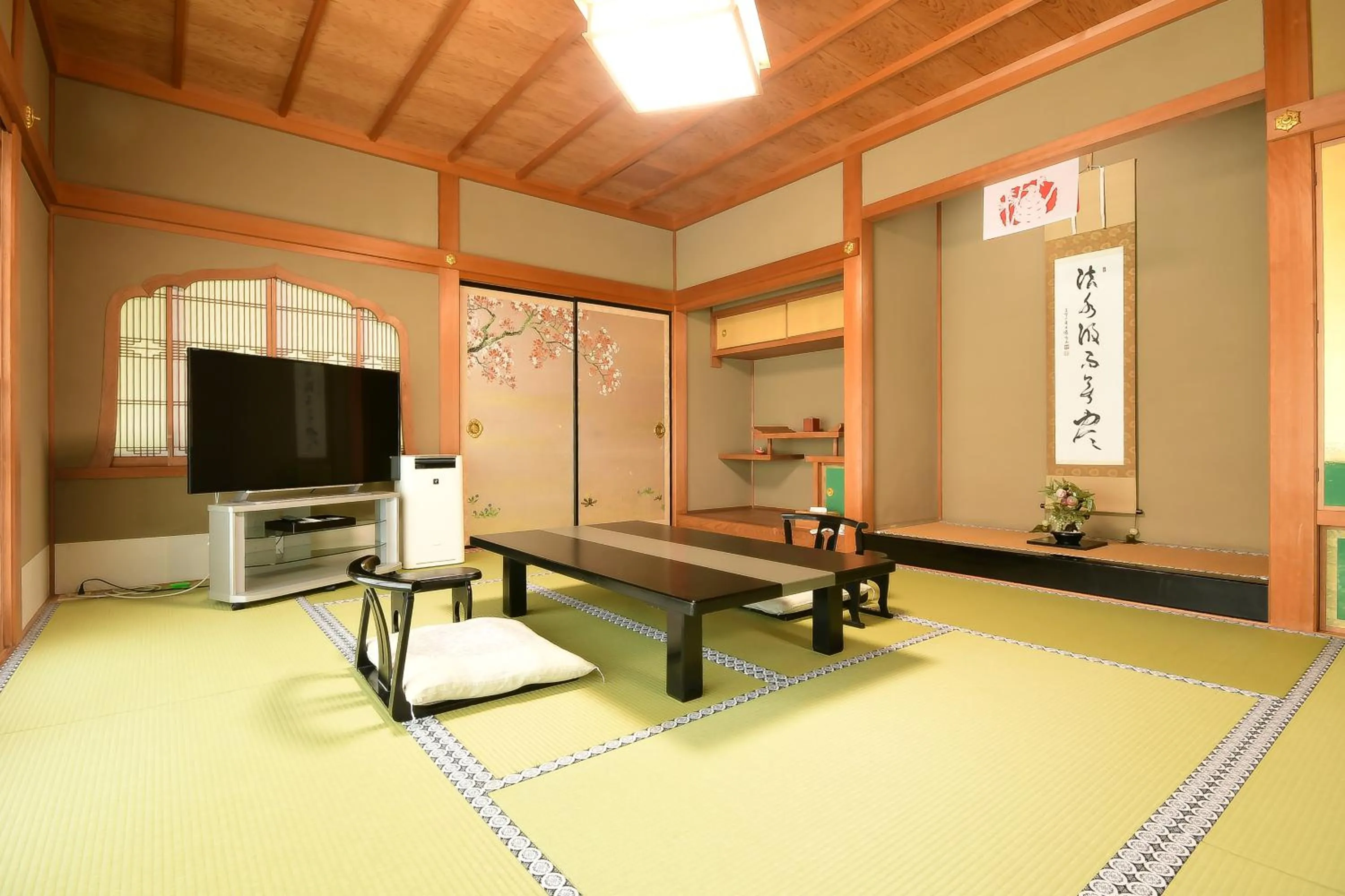Photo of the whole room in 高野山 宿坊 総持院 -Koyasan Shukubo Sojiin-
