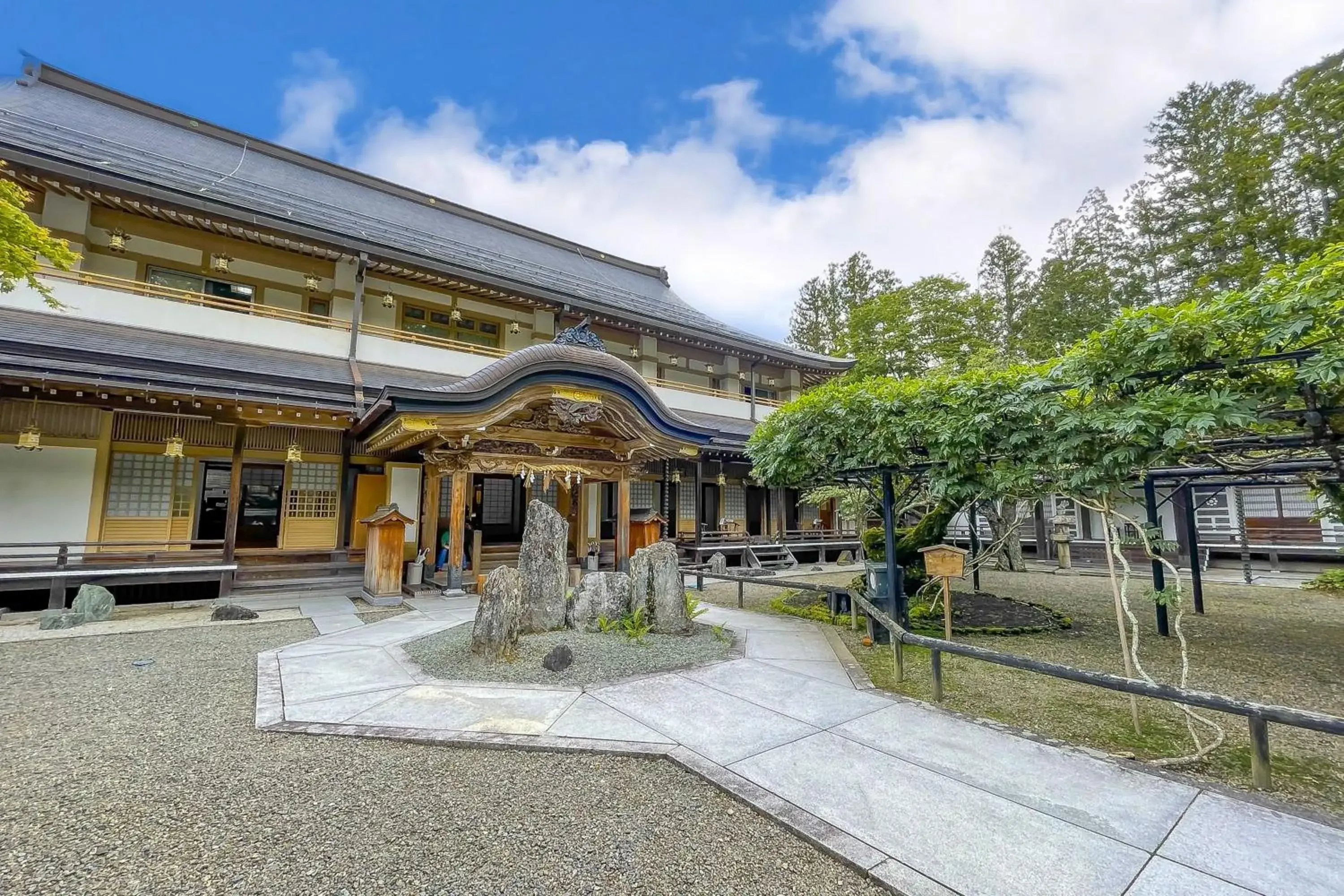 Facade/entrance in 高野山 宿坊 総持院 -Koyasan Shukubo Sojiin- Facade/entrance in 高野山 宿坊 総持院 -Koyasan Shukubo Sojiin-
