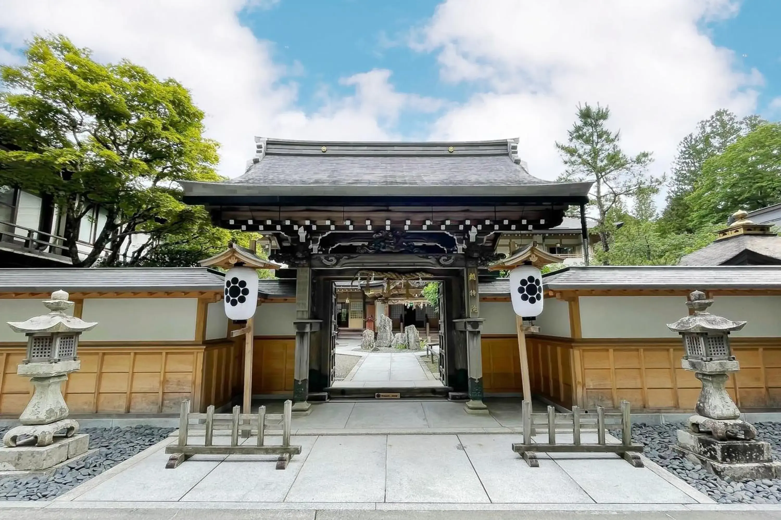 Facade/entrance in 高野山 宿坊 総持院 -Koyasan Shukubo Sojiin- Facade/entrance in 高野山 宿坊 総持院 -Koyasan Shukubo Sojiin-