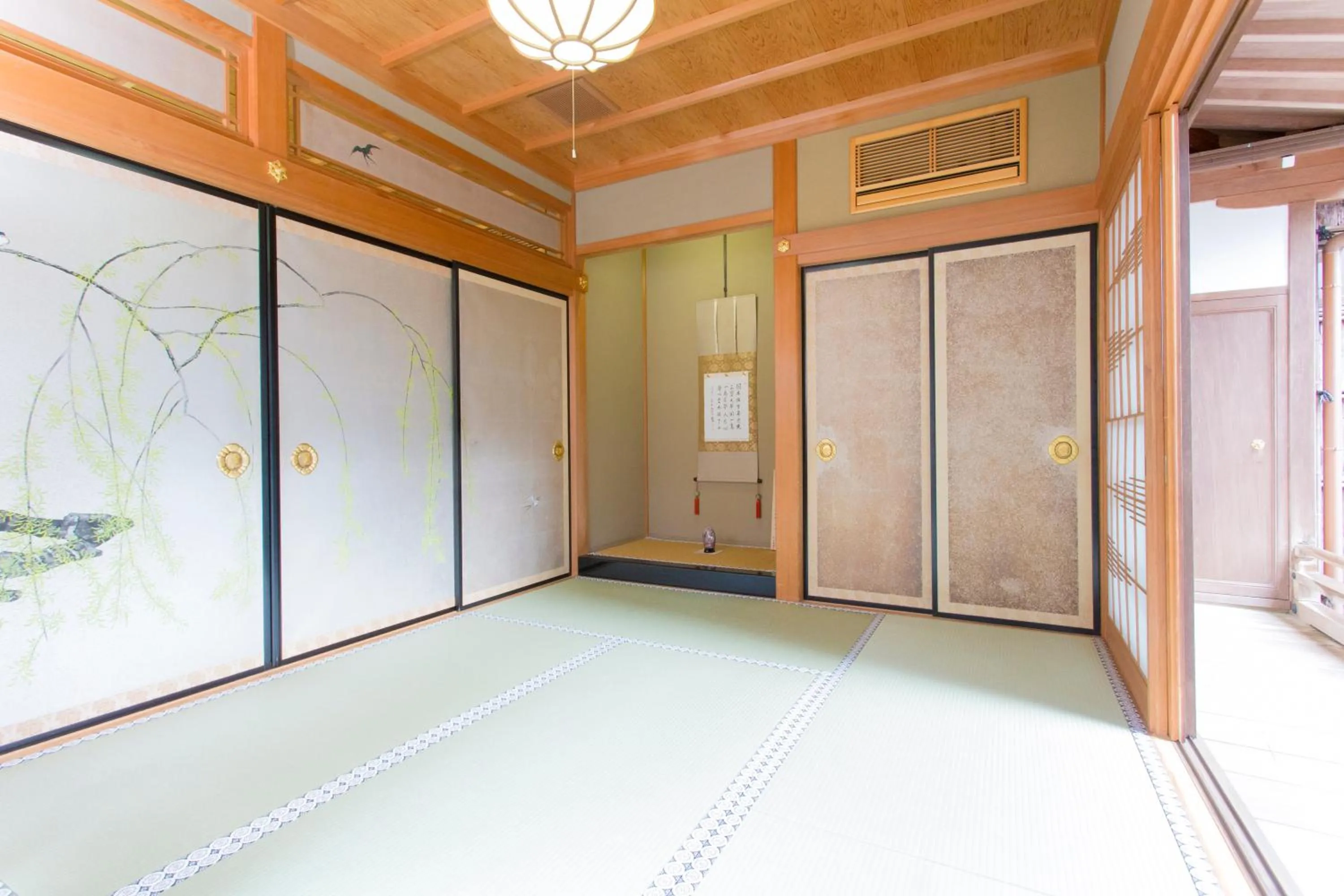 Photo of the whole room in 高野山 宿坊 総持院 -Koyasan Shukubo Sojiin-