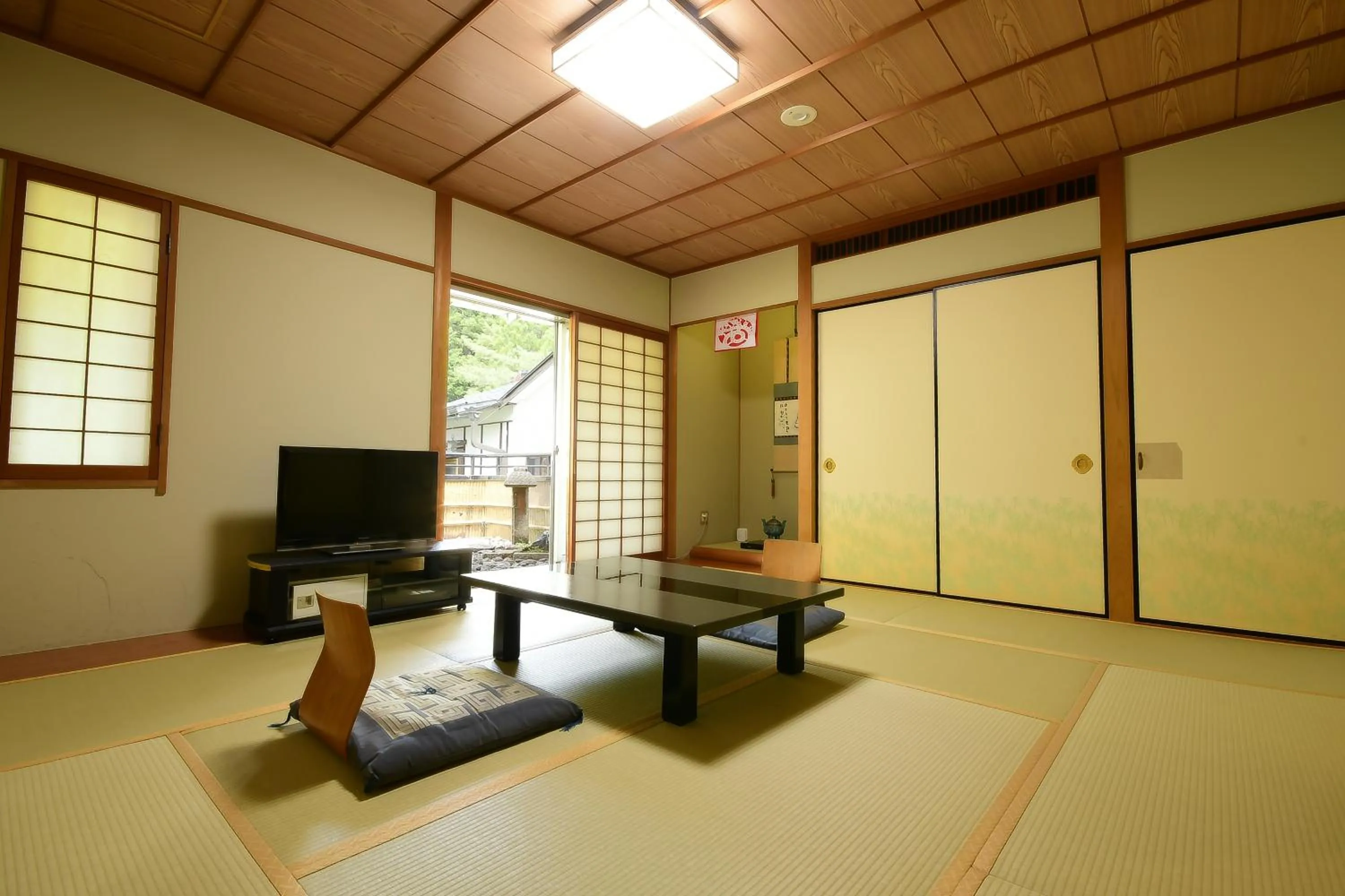 Photo of the whole room in 高野山 宿坊 総持院 -Koyasan Shukubo Sojiin-