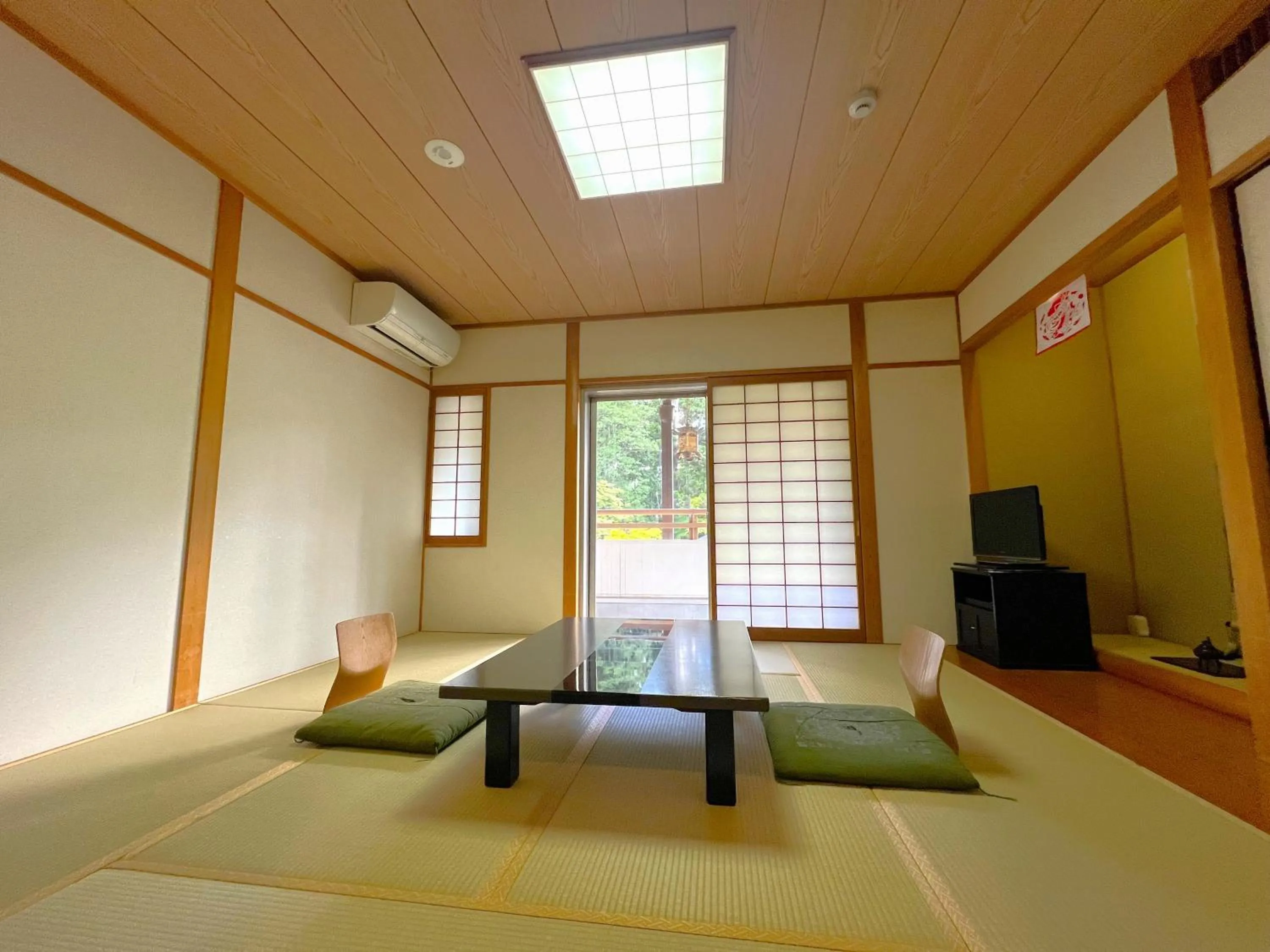 TV and multimedia in 高野山 宿坊 総持院 -Koyasan Shukubo Sojiin-