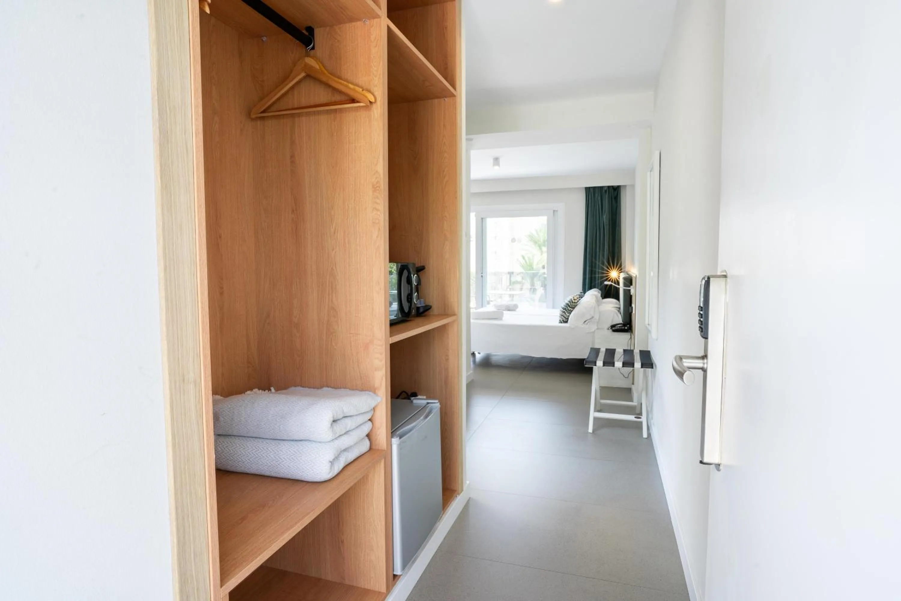 Bathroom, Bed in INN Mallorca Aparthotel