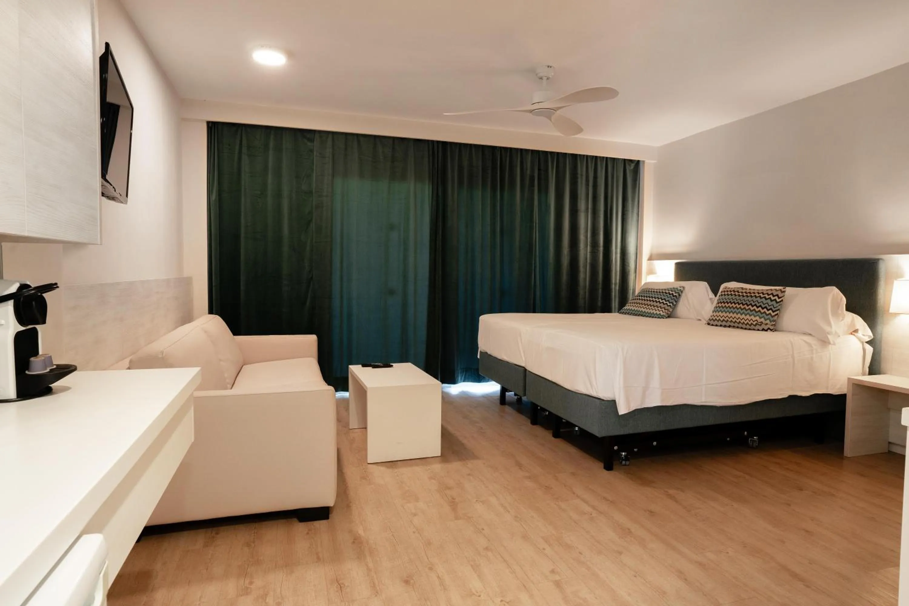 Photo of the whole room, Bed in INN Mallorca Aparthotel