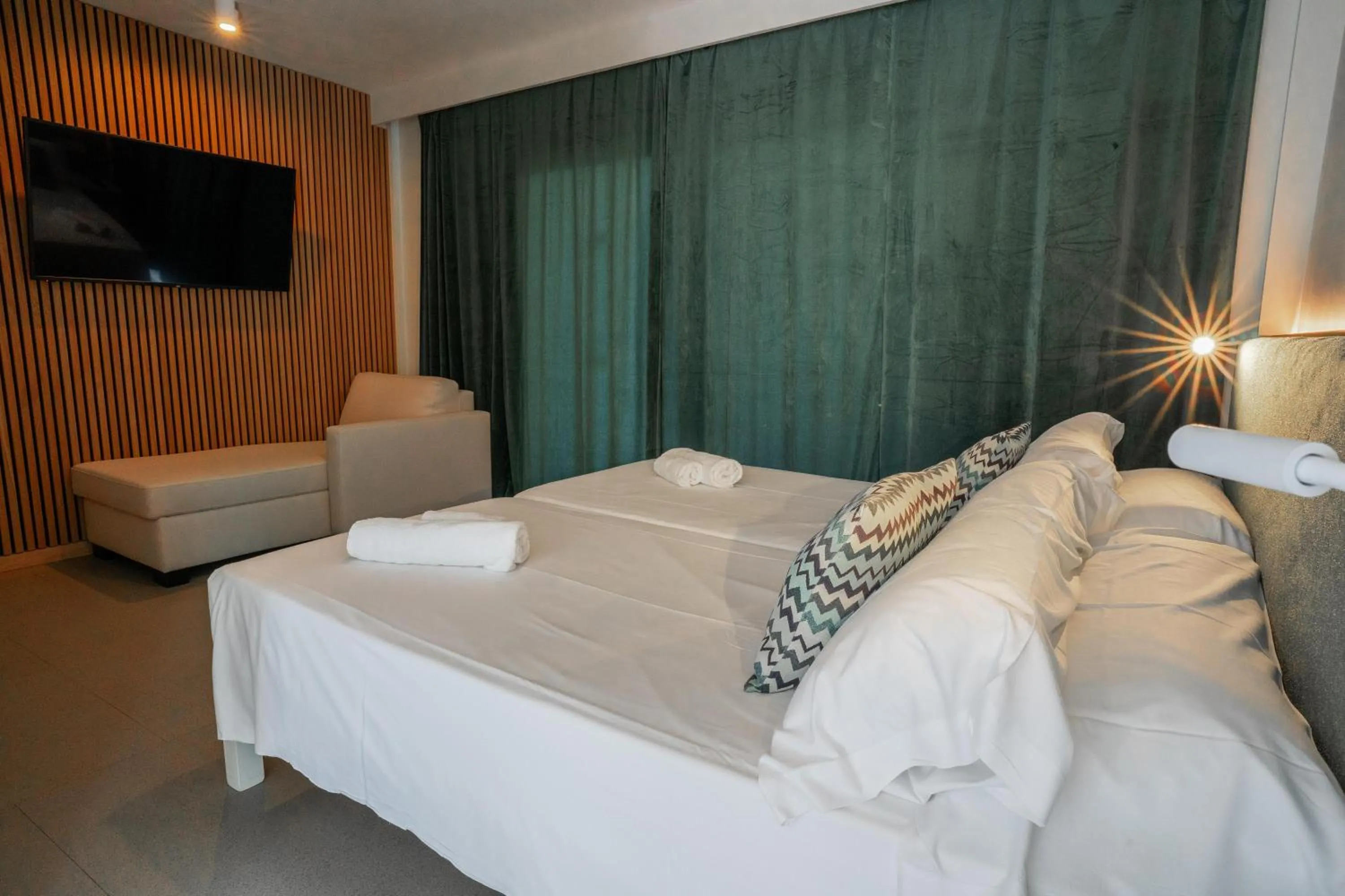 Photo of the whole room, Bed in INN Mallorca Aparthotel