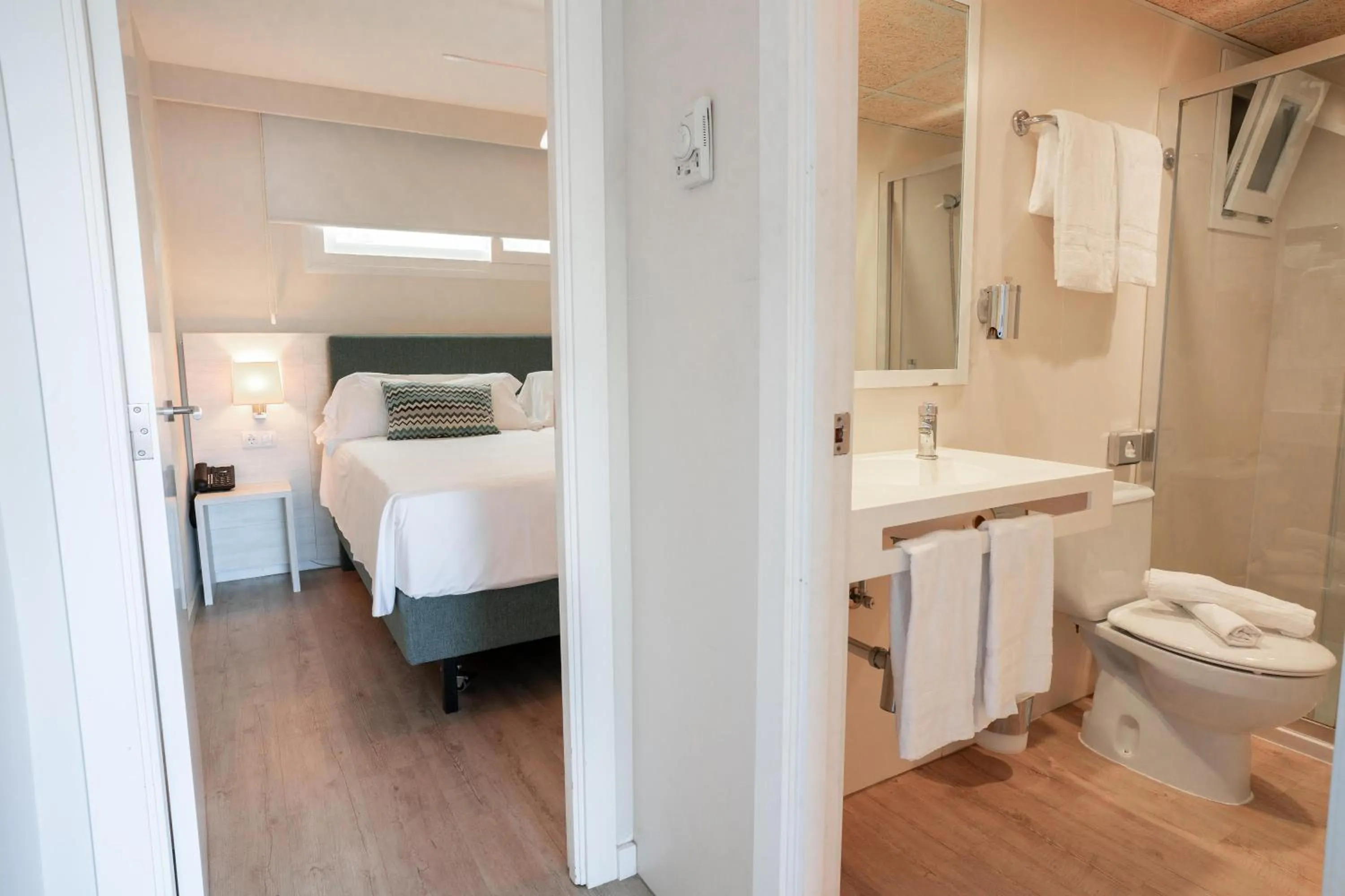 Bathroom, Bed in INN Mallorca Aparthotel