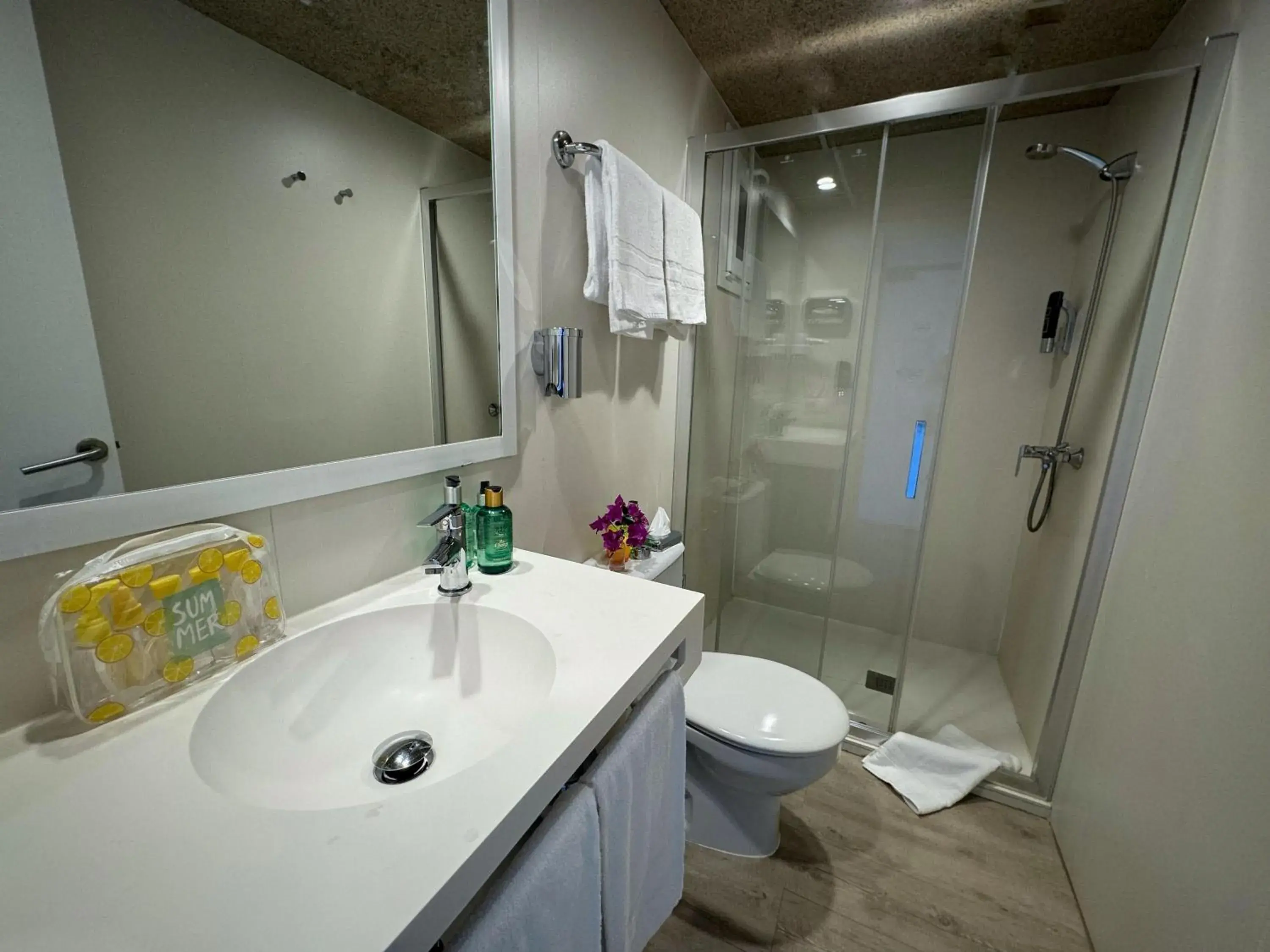 Bathroom in INN Mallorca Aparthotel Bathroom in INN Mallorca Aparthotel