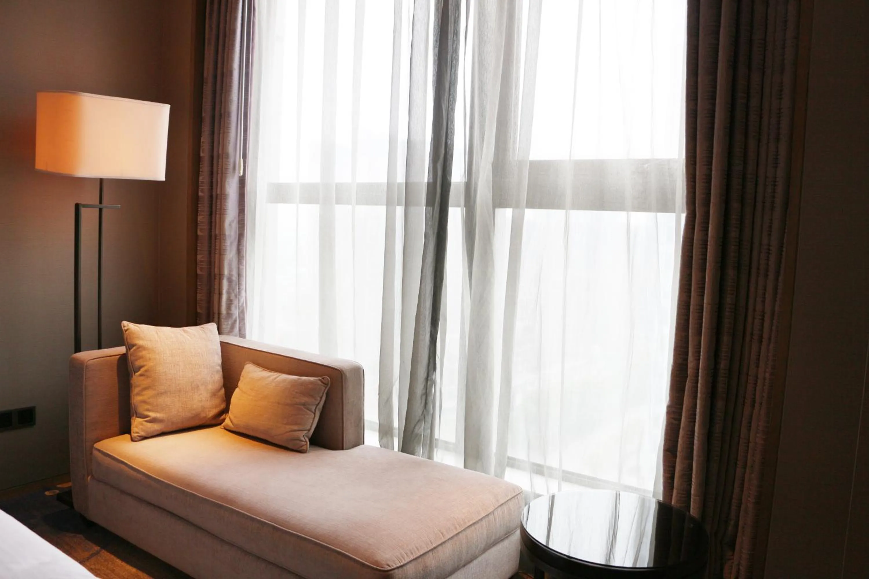 Seating area, Bed in Wanda Realm Huangshi