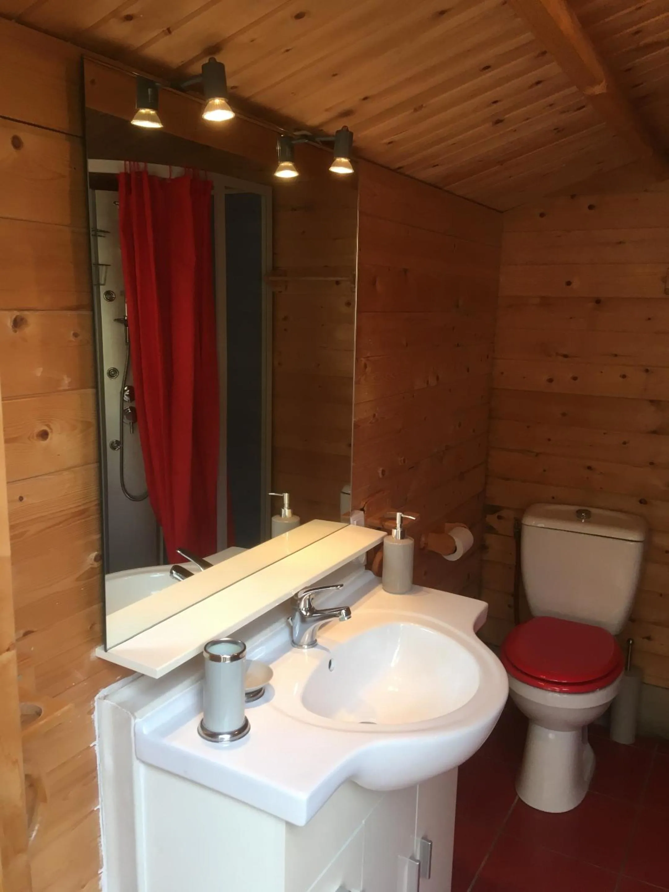 Bathroom in Le Mas de la Pinède