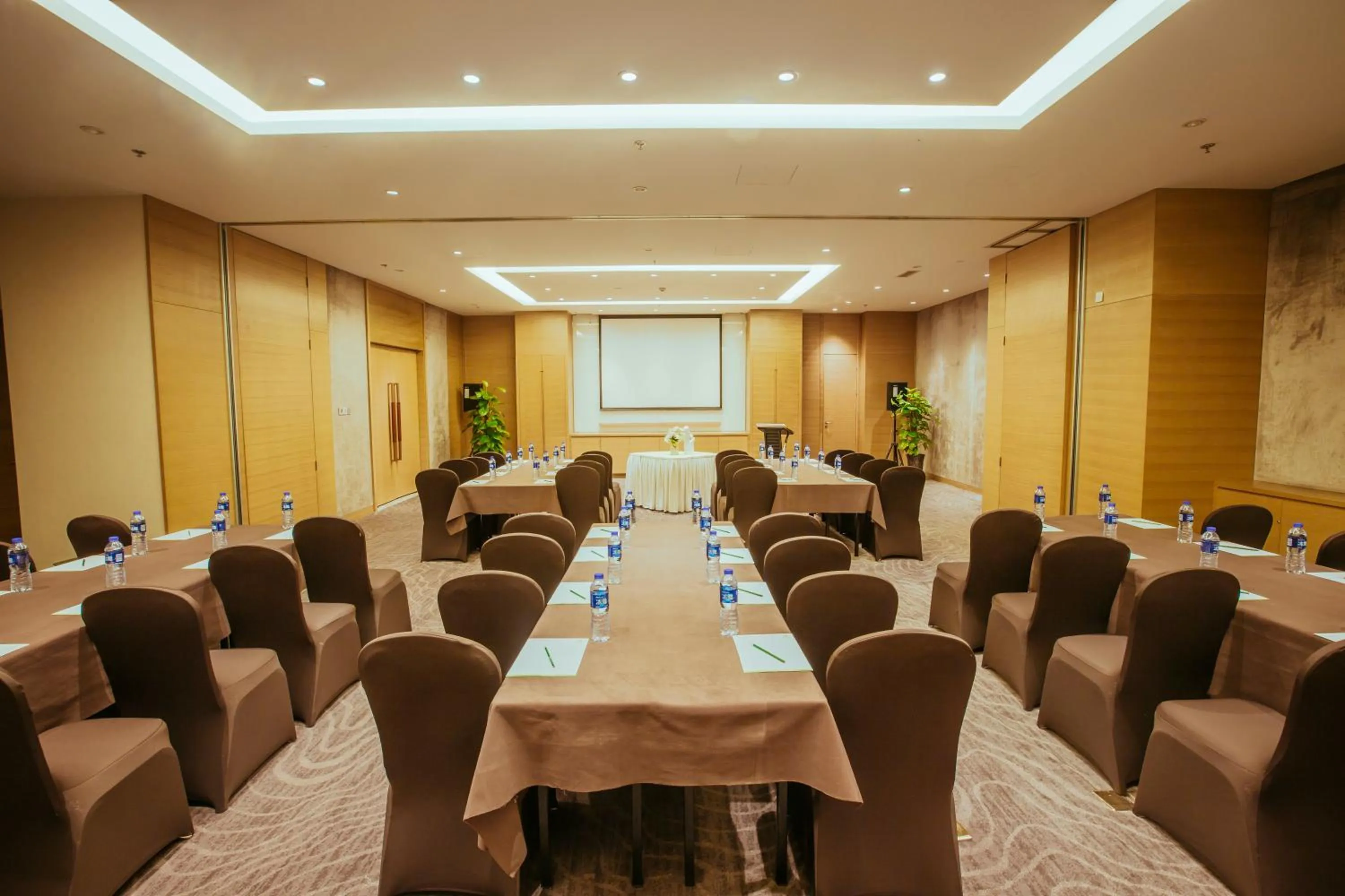 Meeting/conference room in Holiday Inn Xi'an Big Goose Pagoda, an IHG Hotel