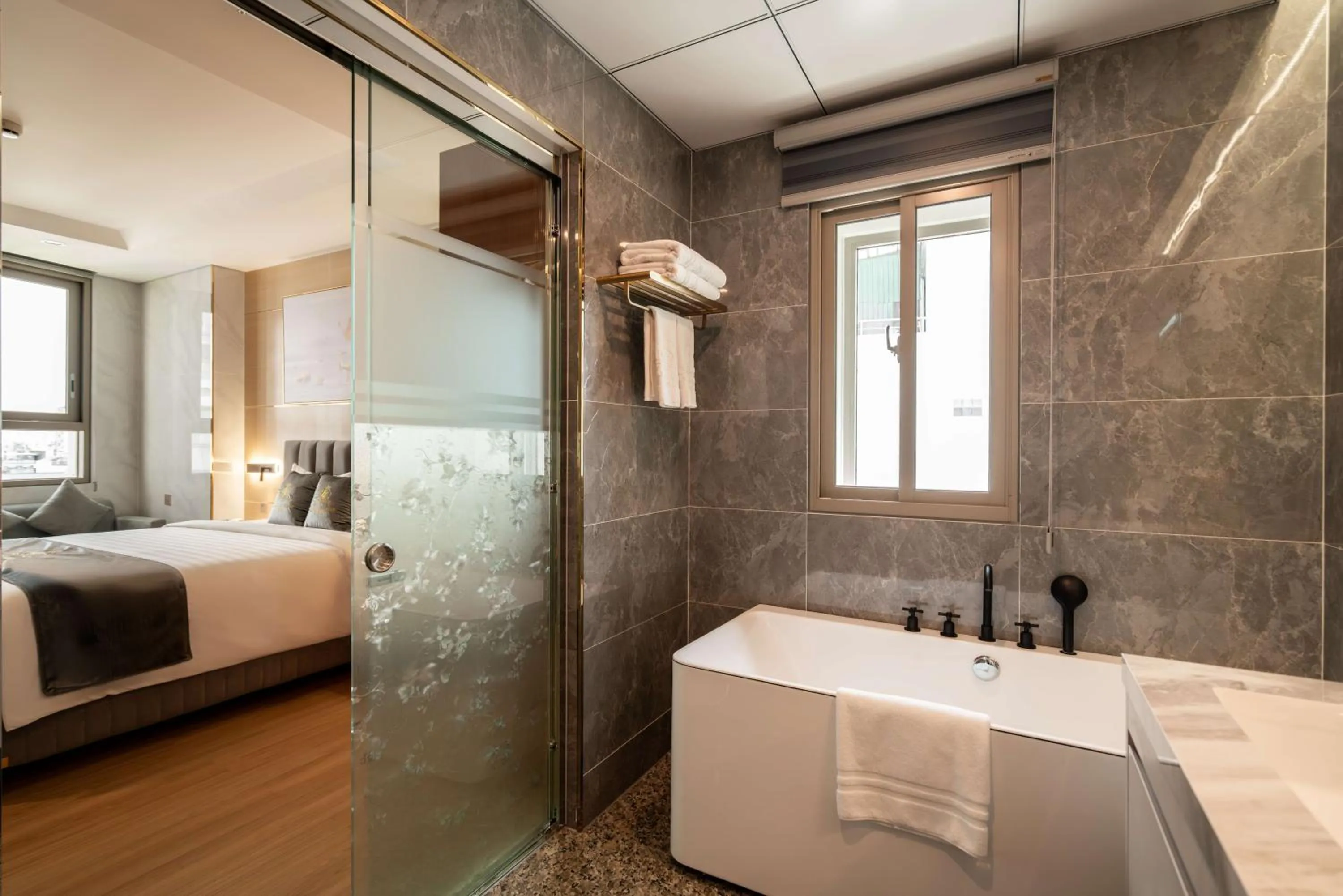 Bed in Le Saigon Grand Hotel