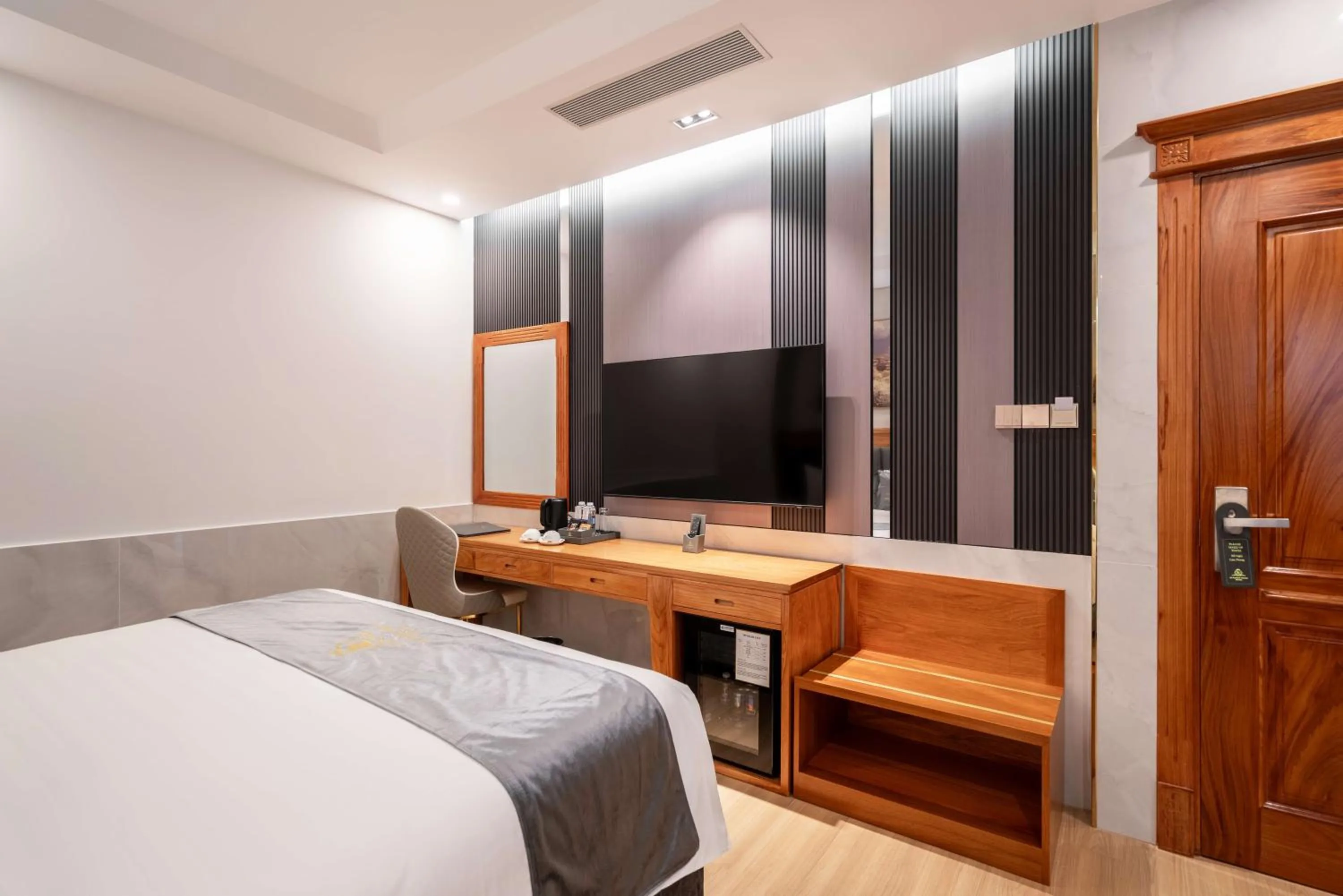 Bed in Le Saigon Grand Hotel