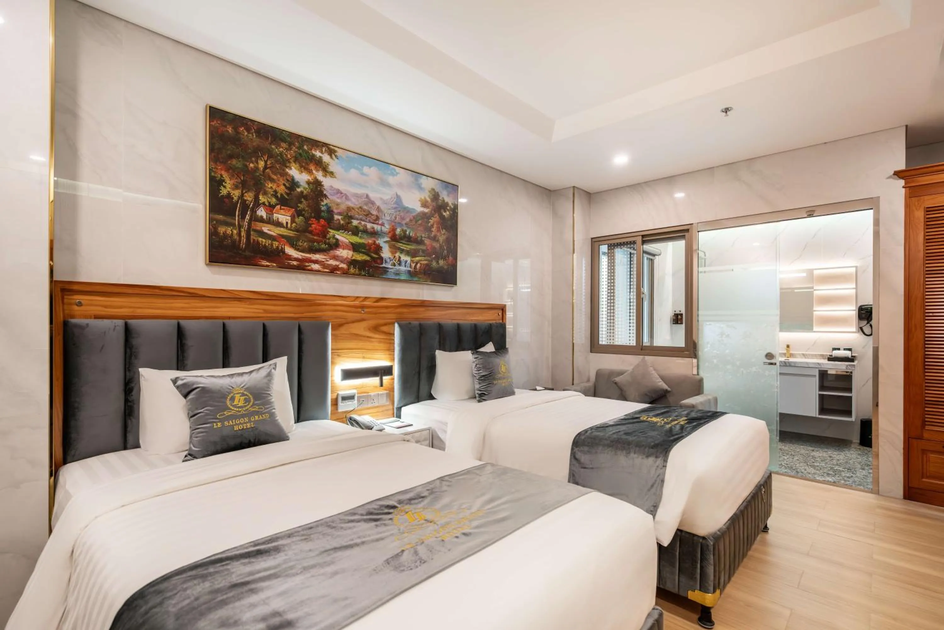 Bed in Le Saigon Grand Hotel