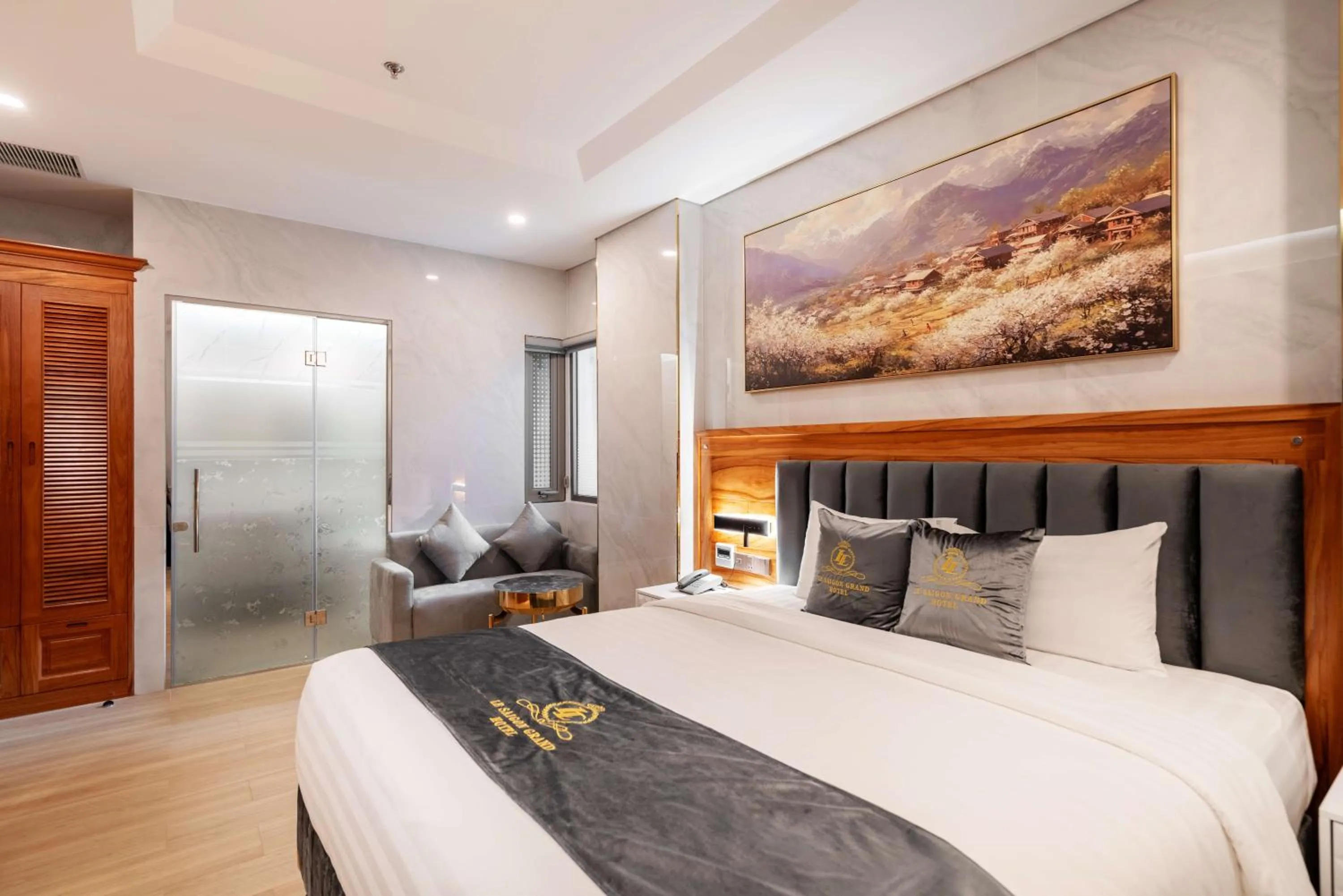 Bed in Le Saigon Grand Hotel