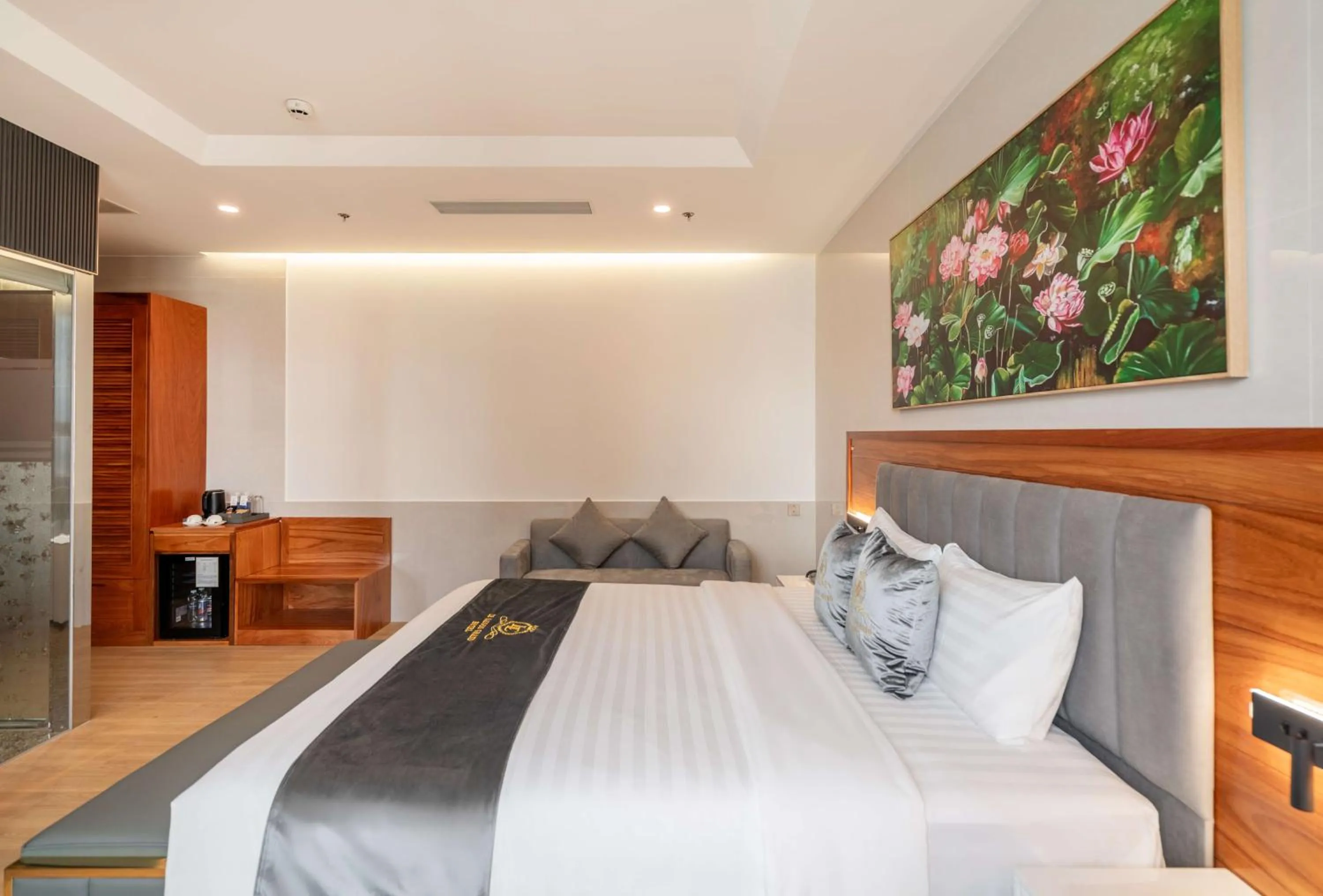 Bed in Le Saigon Grand Hotel