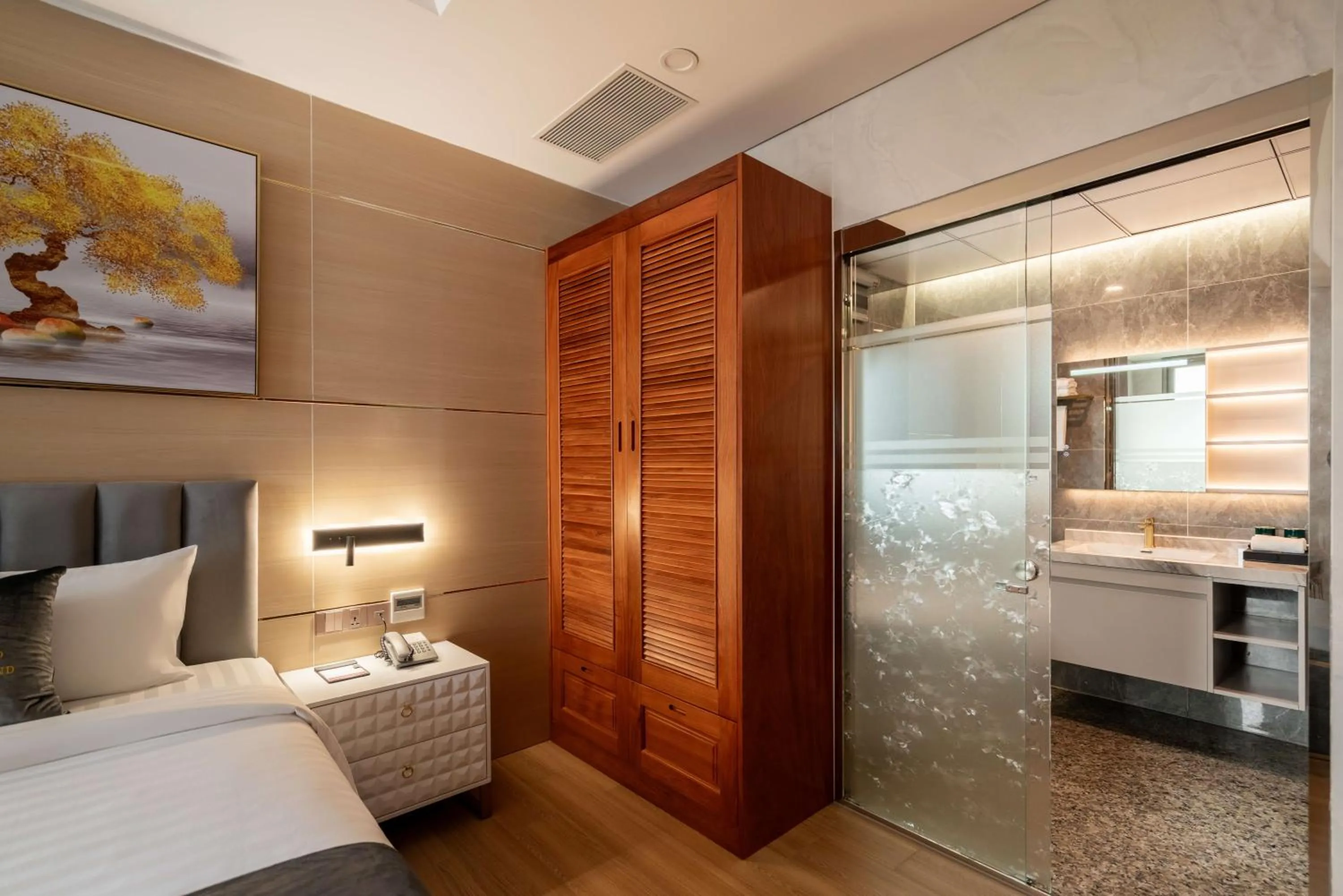 Bed in Le Saigon Grand Hotel