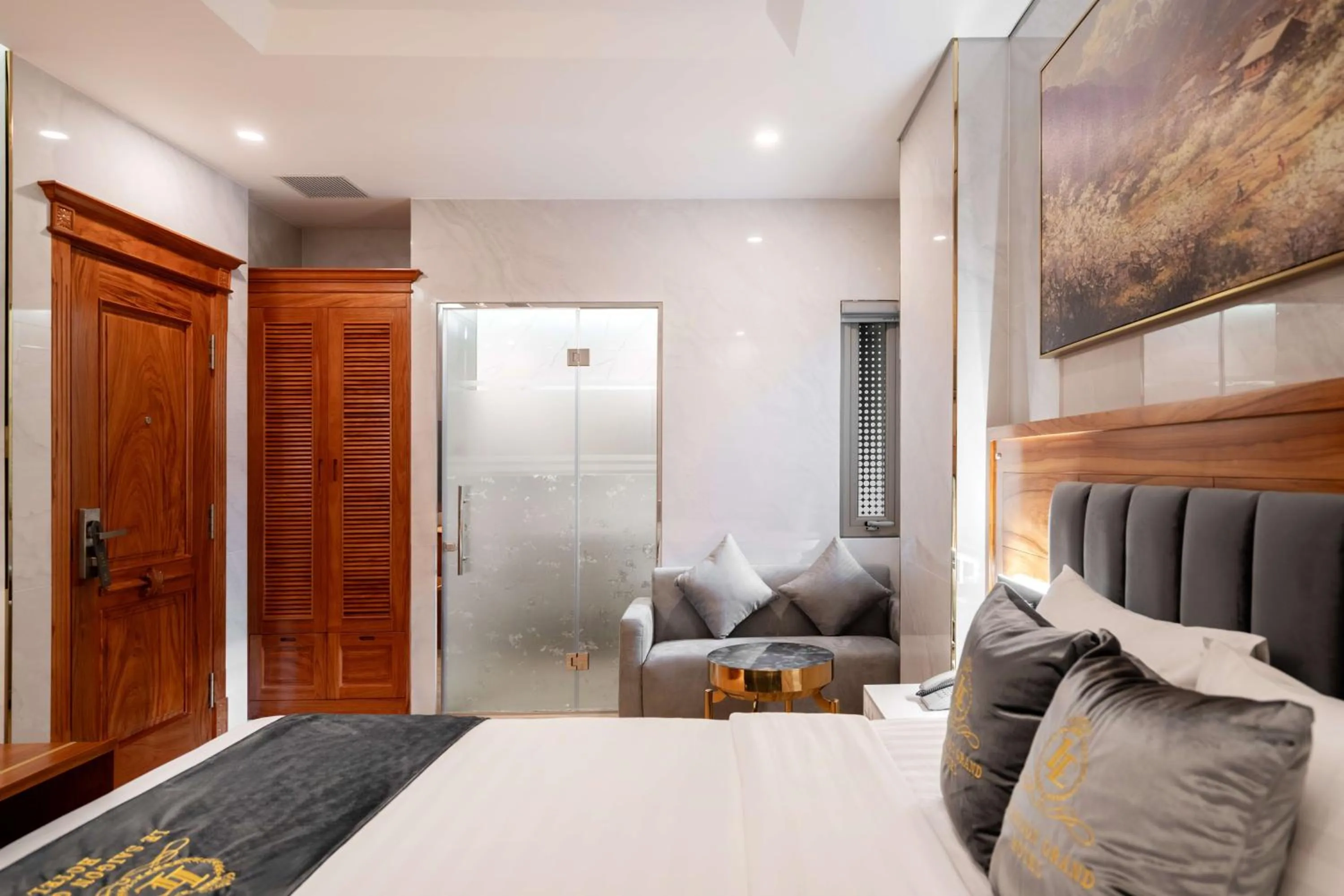 Bed in Le Saigon Grand Hotel