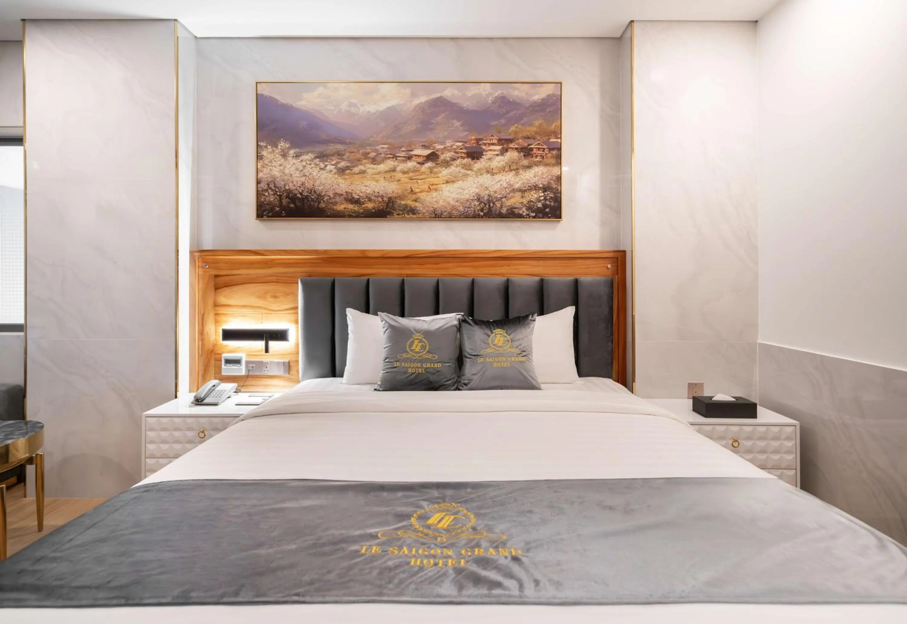 Bed in Le Saigon Grand Hotel