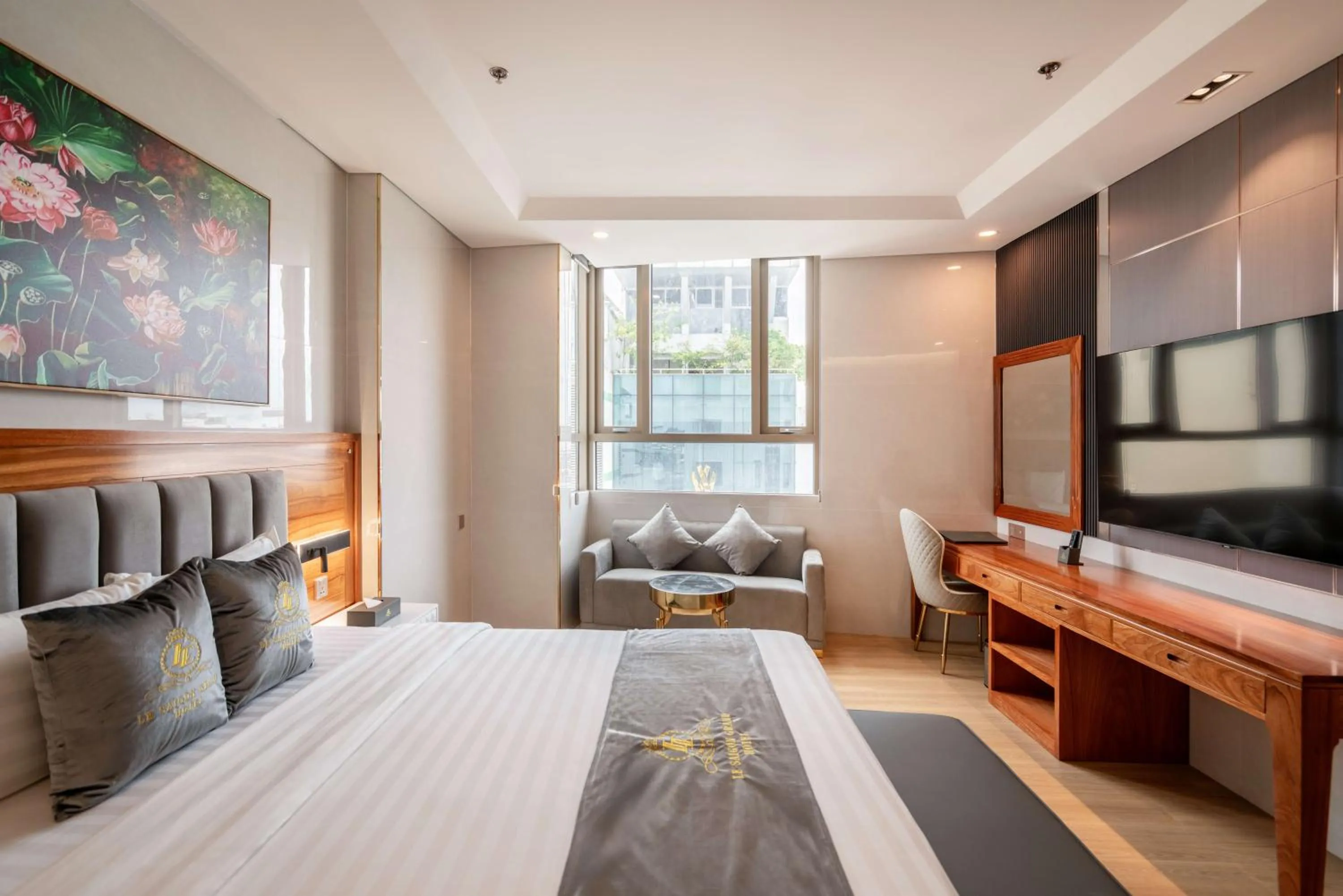 Bed in Le Saigon Grand Hotel