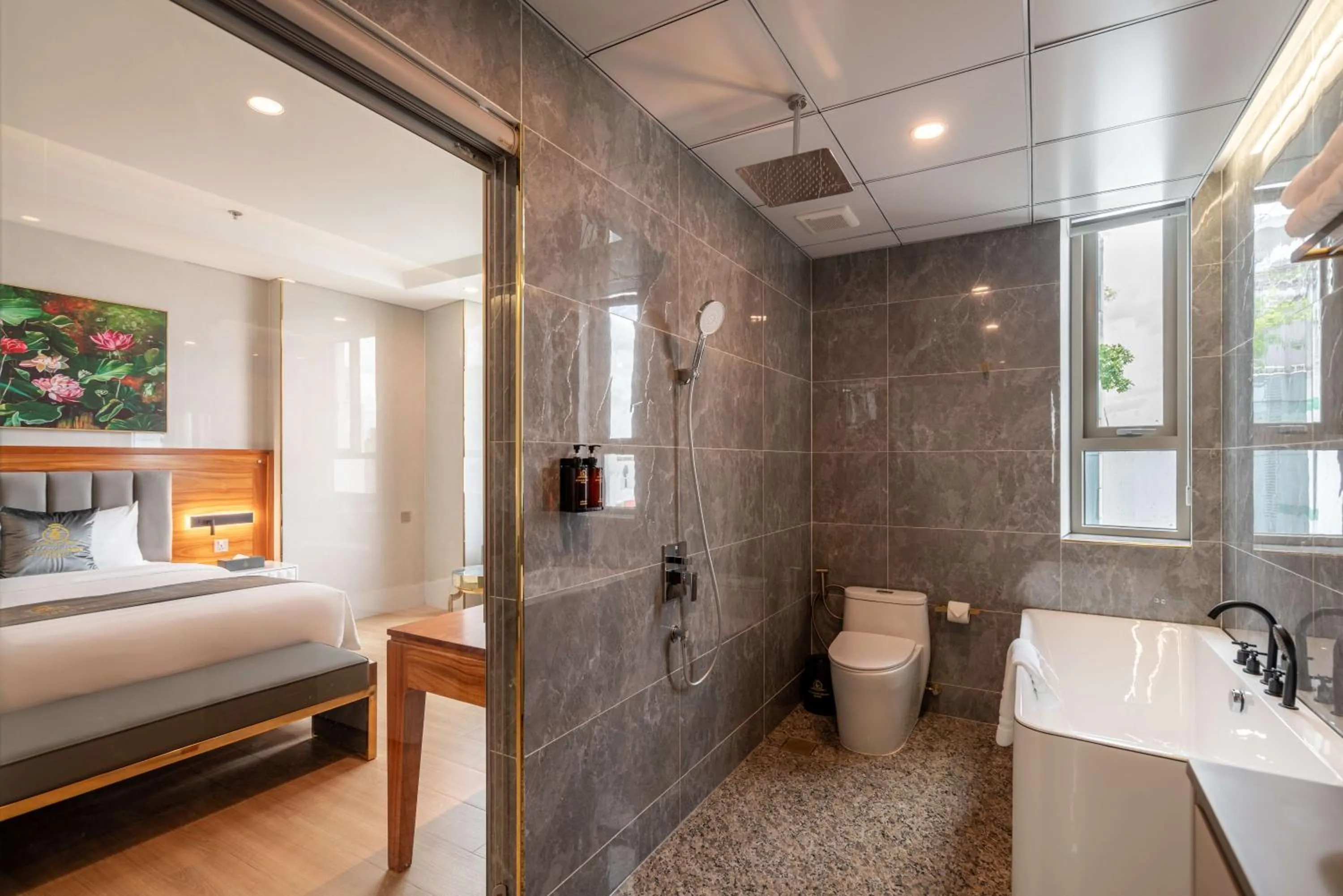 Bed in Le Saigon Grand Hotel