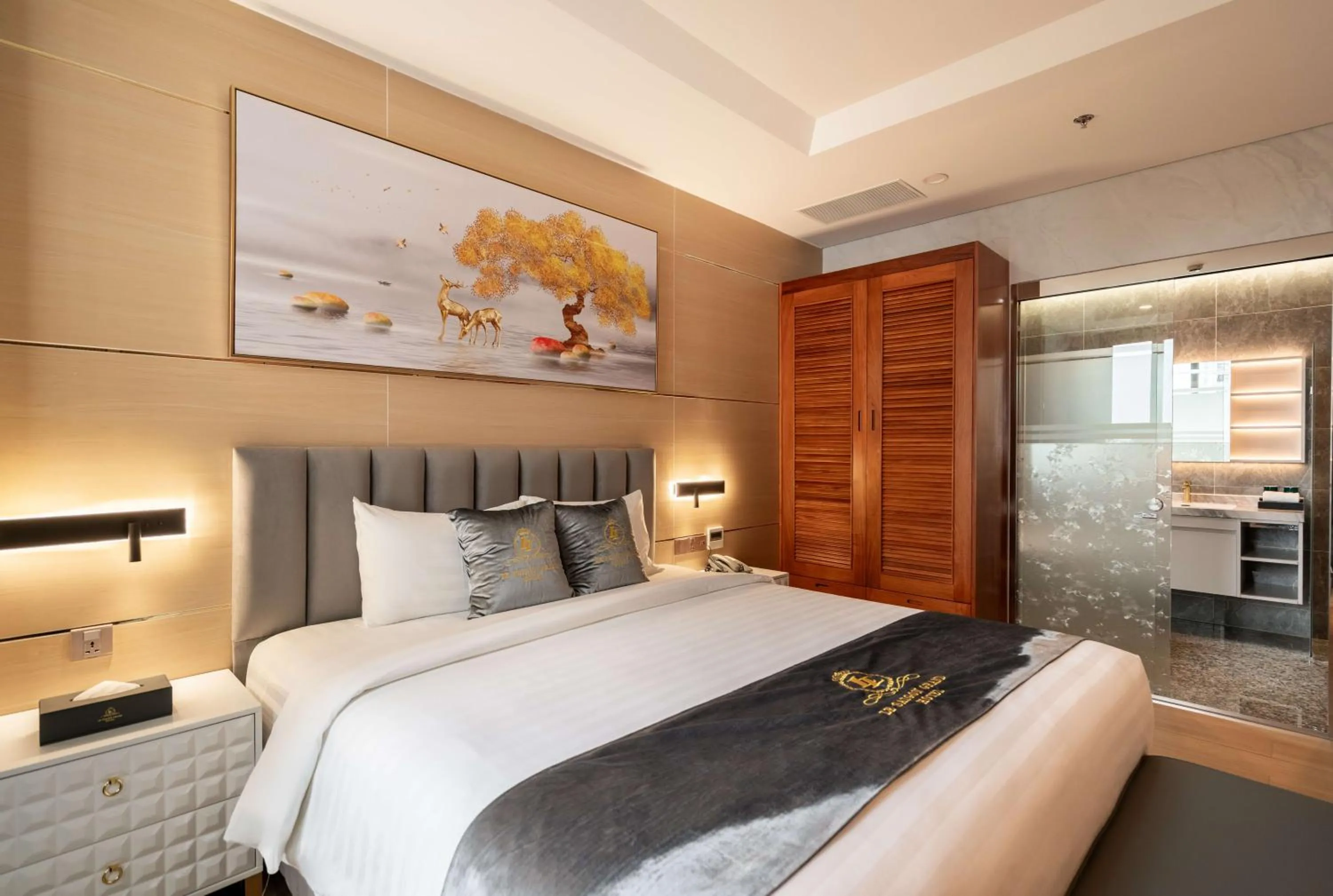 Bed in Le Saigon Grand Hotel