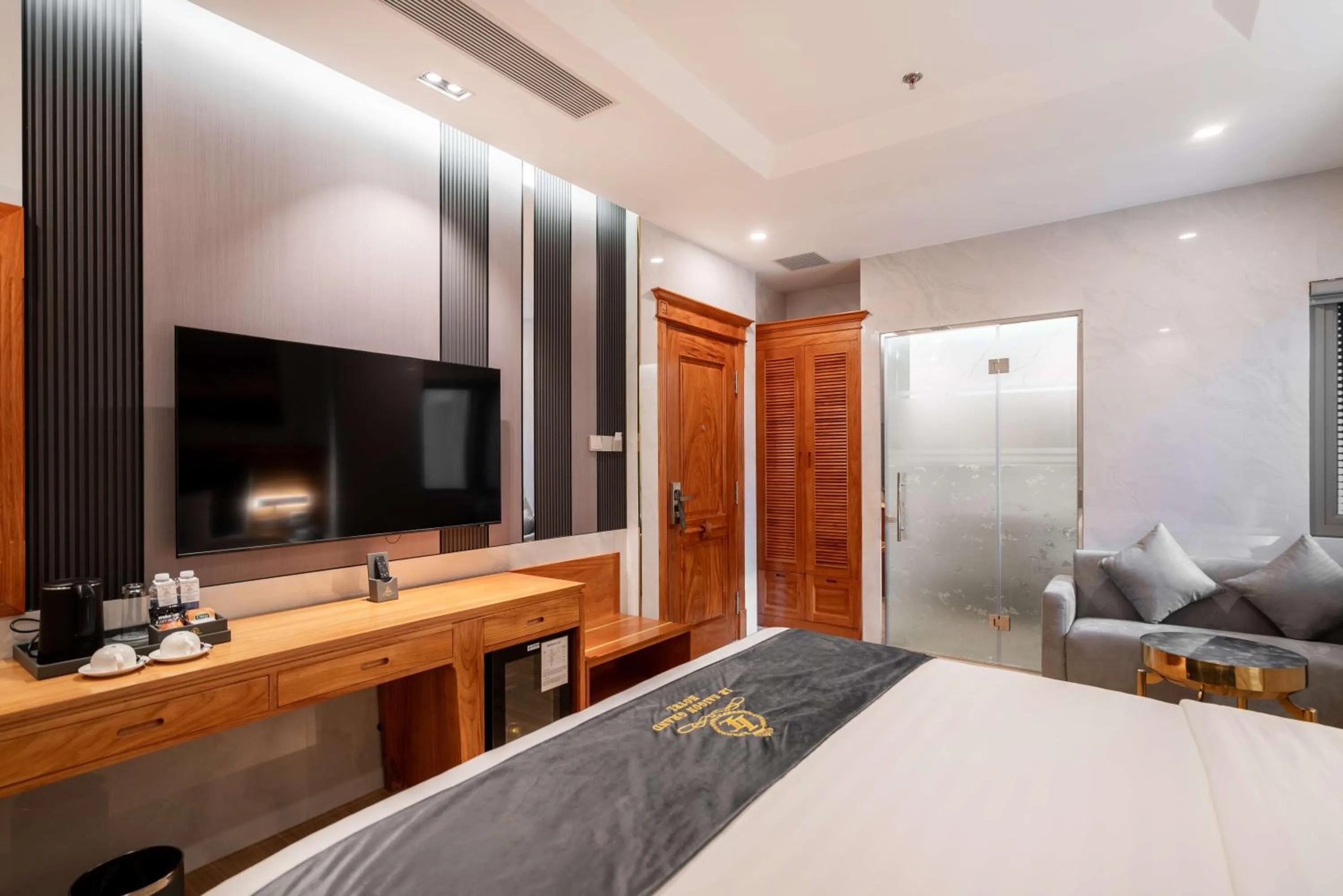 Bed in Le Saigon Grand Hotel