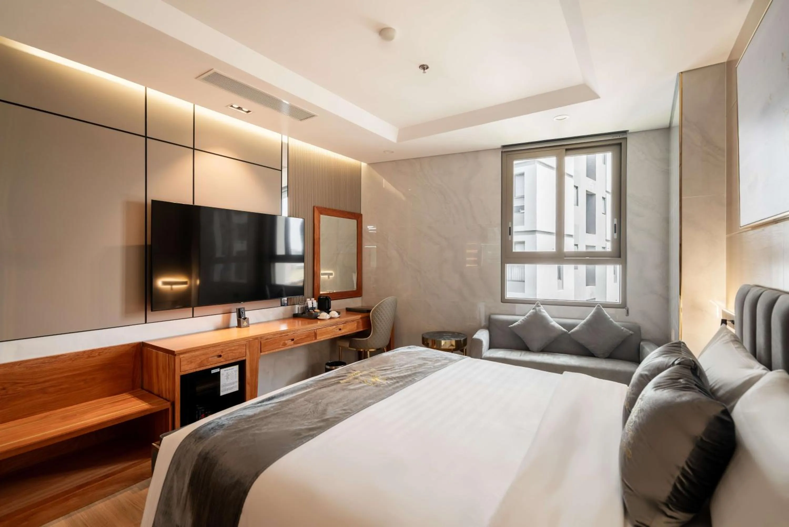 Bed in Le Saigon Grand Hotel